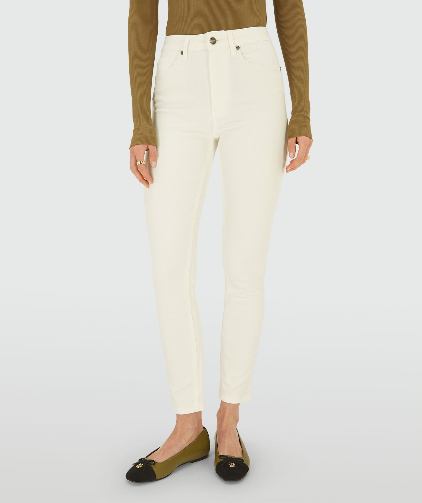 Model draagt een Creme White high rise skinny