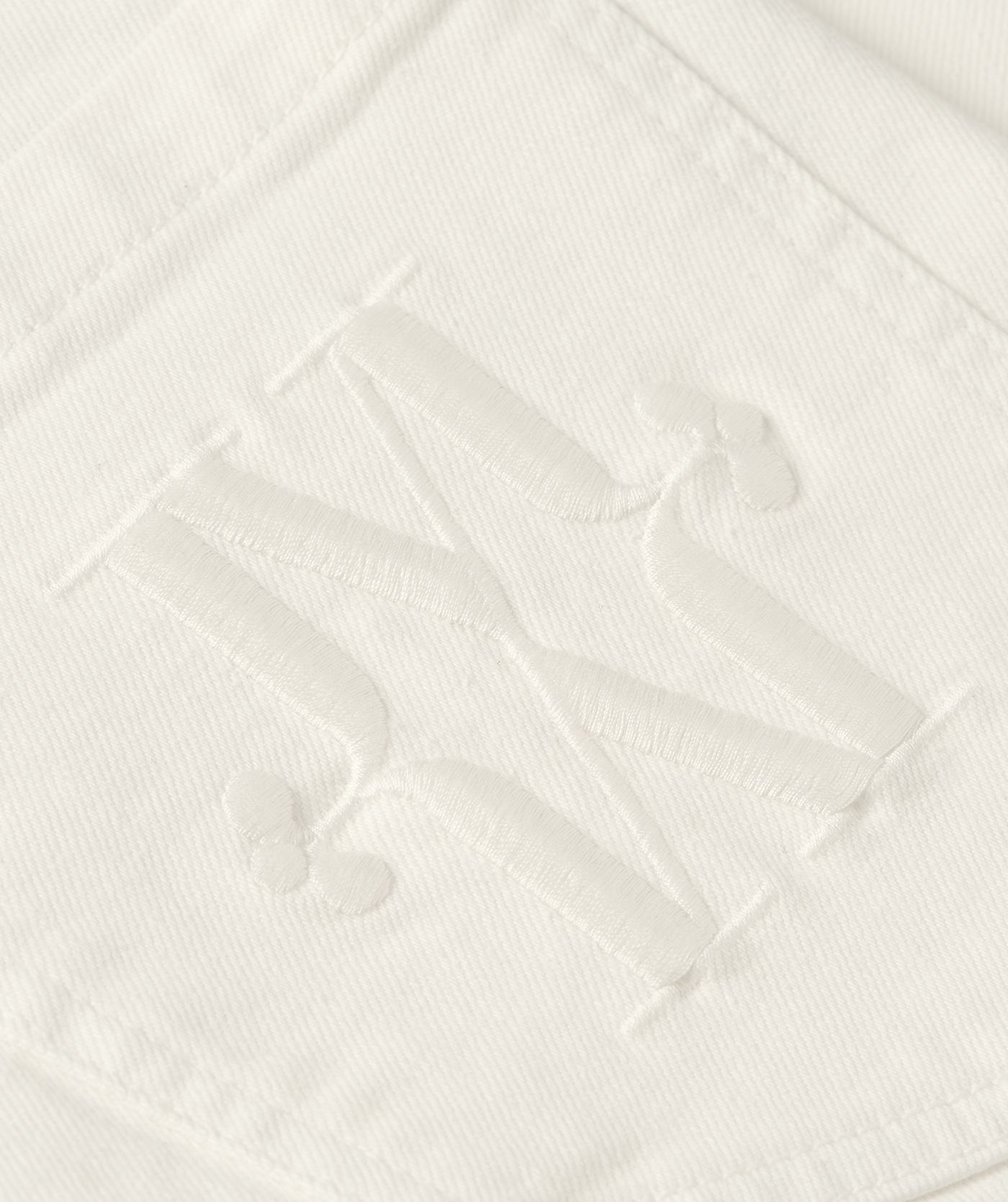 Close-up achterzak met geborduurd JOSH V monogram logo