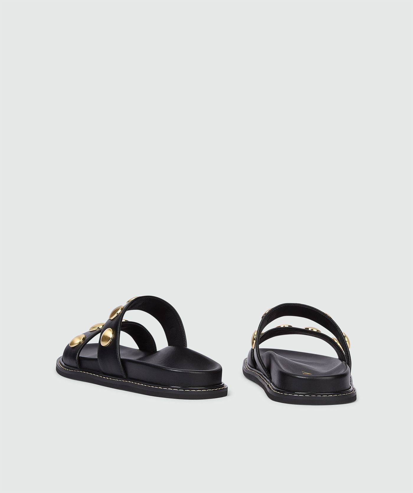 Achteraanzicht van sandalen met studs in de kleur Black, zonder model, weergegeven op een lichtgrijze achtergrond