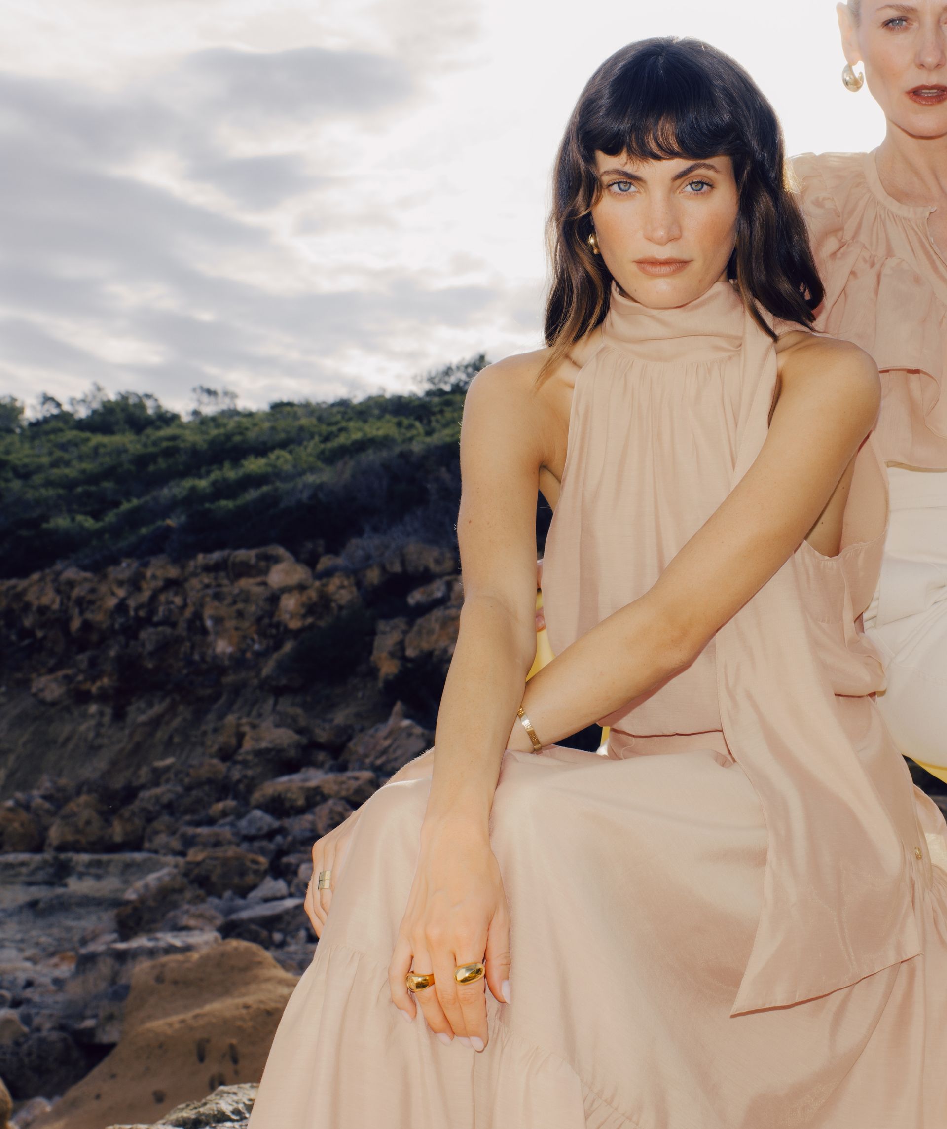 Model draagt een regular fit maxi jurk in de kleur Dusty Pink