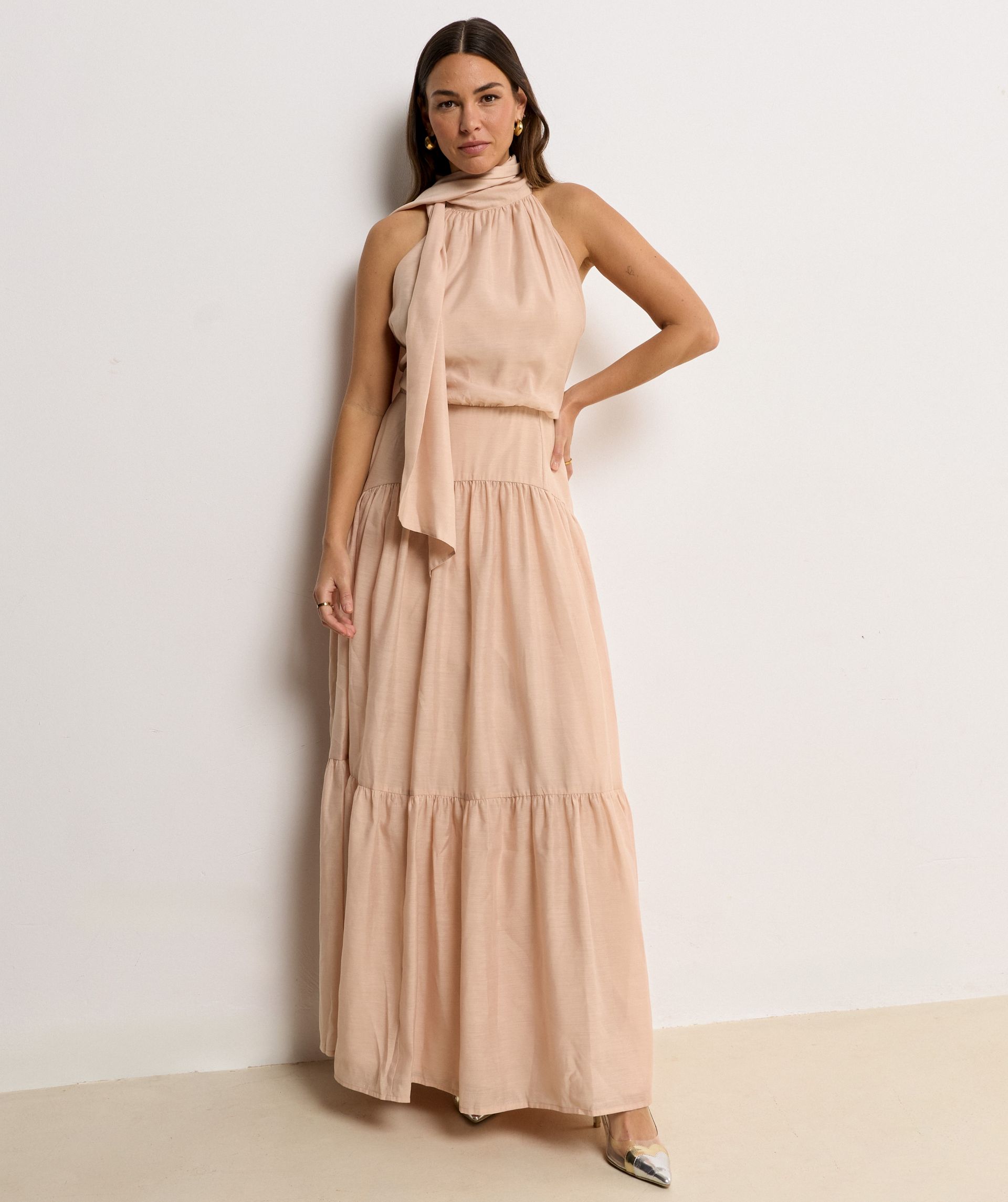 Model draagt een regular fit maxi jurk in de kleur Dusty Pink