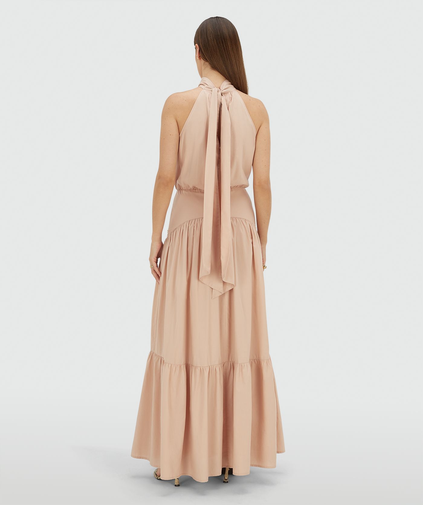 Achteraanzicht van een model in een regular fit maxi jurk in de kleur Dusty Pink
