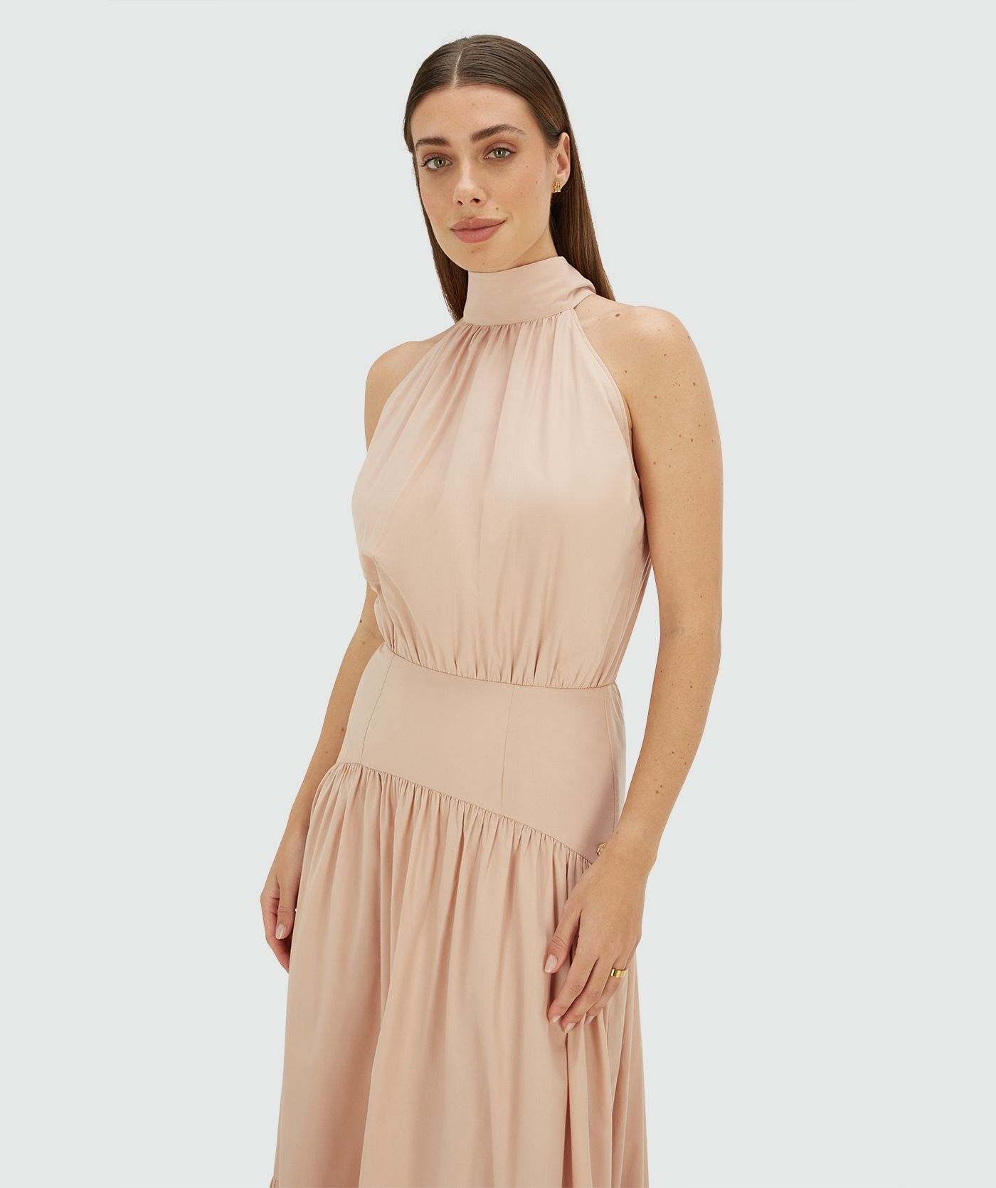 Model draagt een regular fit maxi jurk in de kleur Dusty Pink