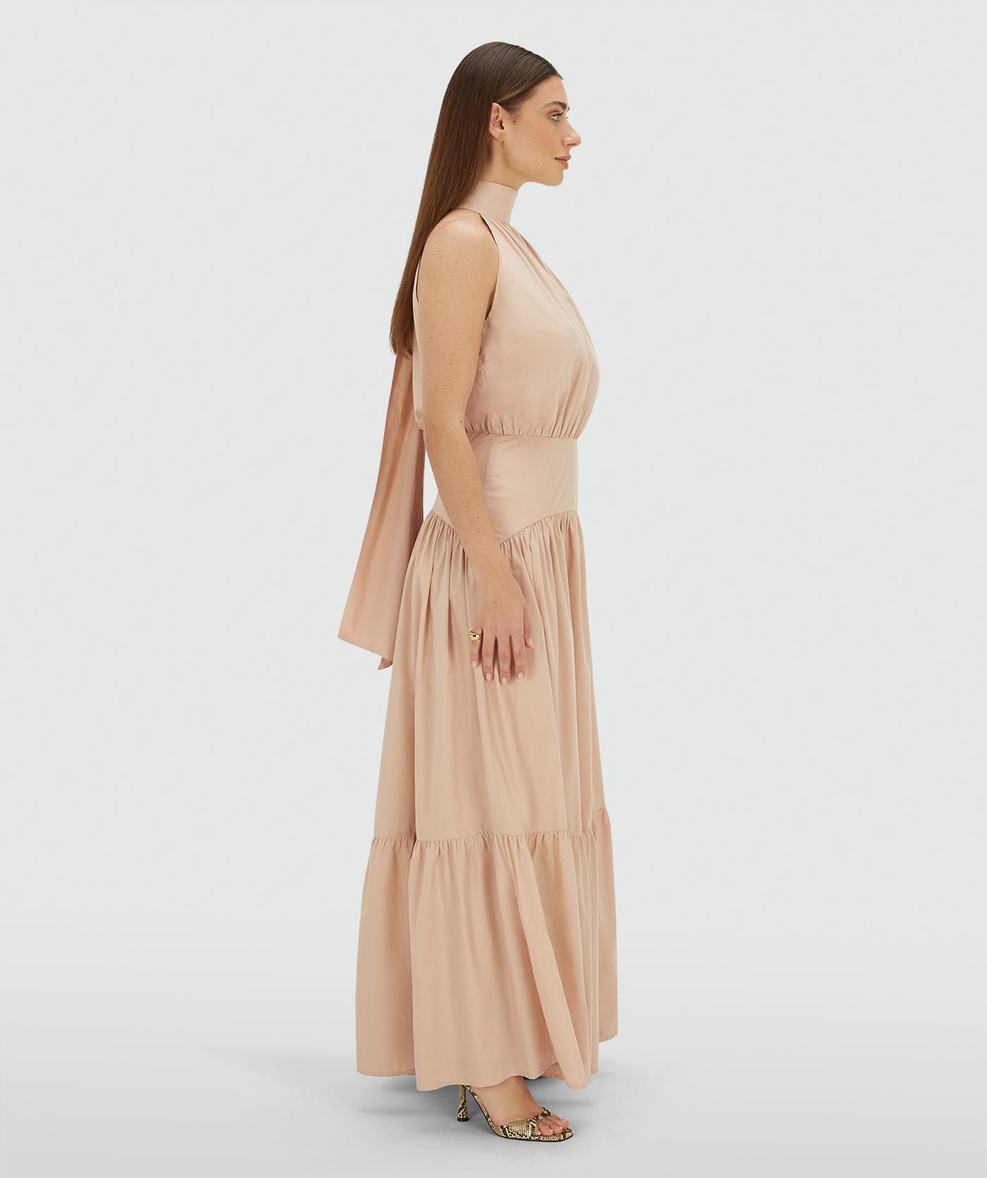 Zijaanzicht van een model in een regular fit maxi jurk in de kleur Dusty Pink