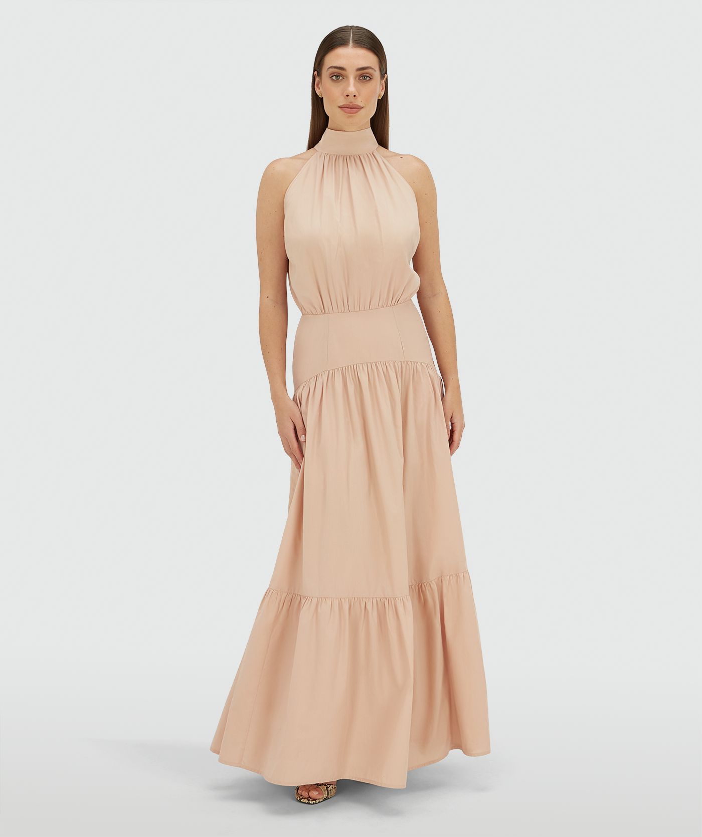 Model draagt een regular fit maxi jurk in de kleur Dusty Pink