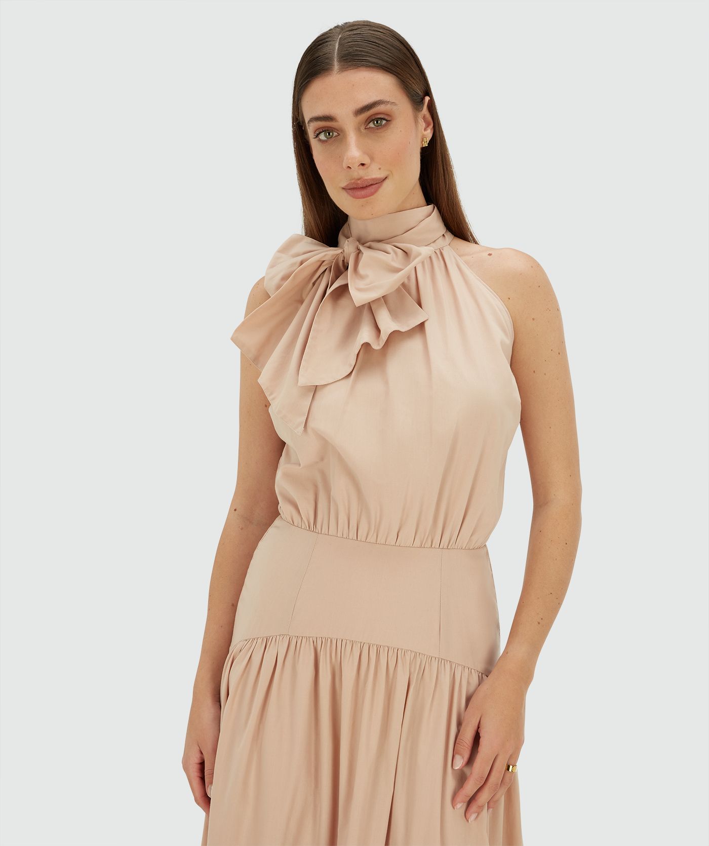 Model draagt een regular fit maxi jurk in de kleur Dusty Pink