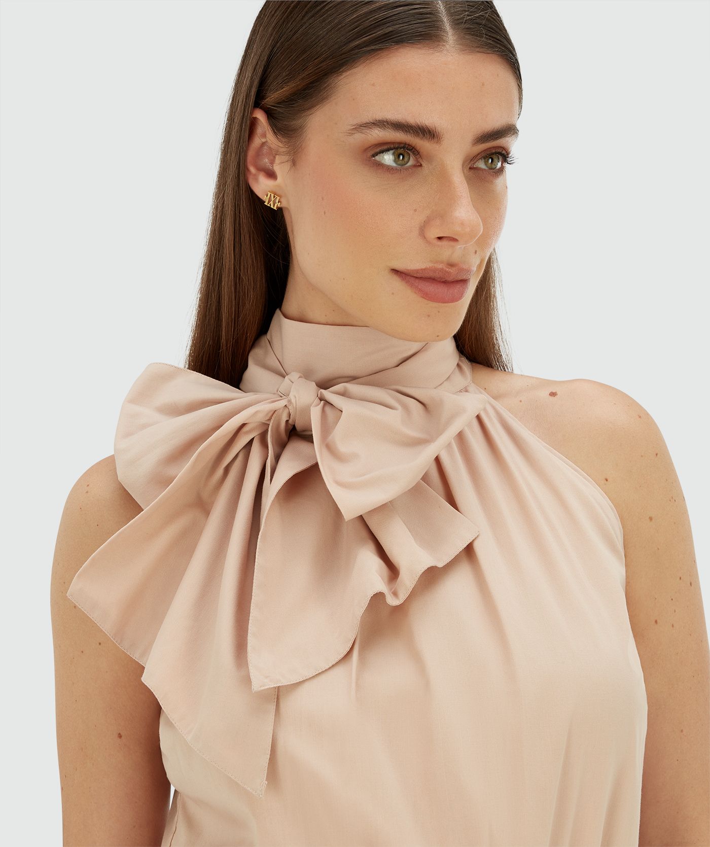 Model draagt een regular fit maxi jurk in de kleur Dusty Pink