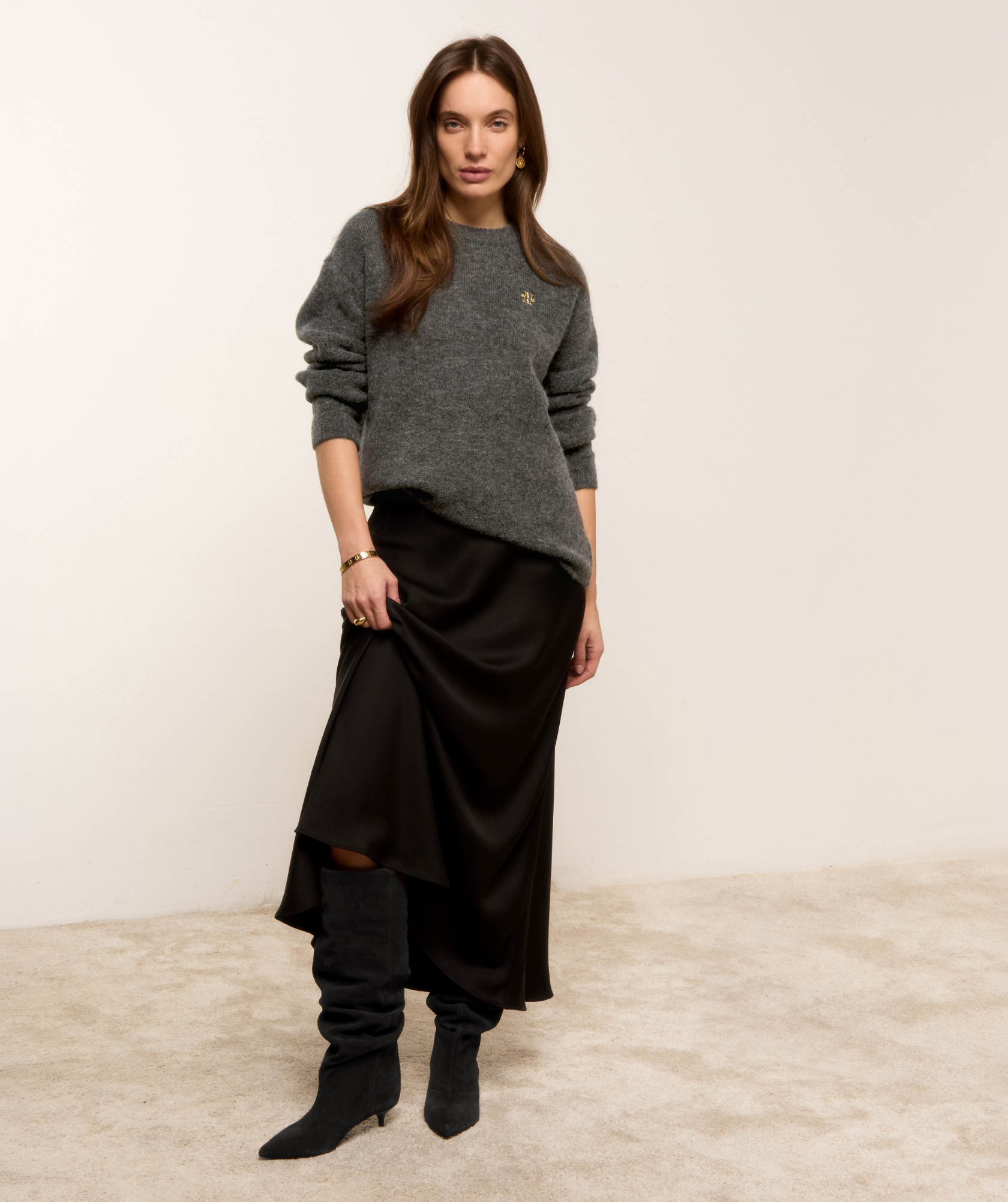 Lookbook beeld van een model in een oversized trui met wol 