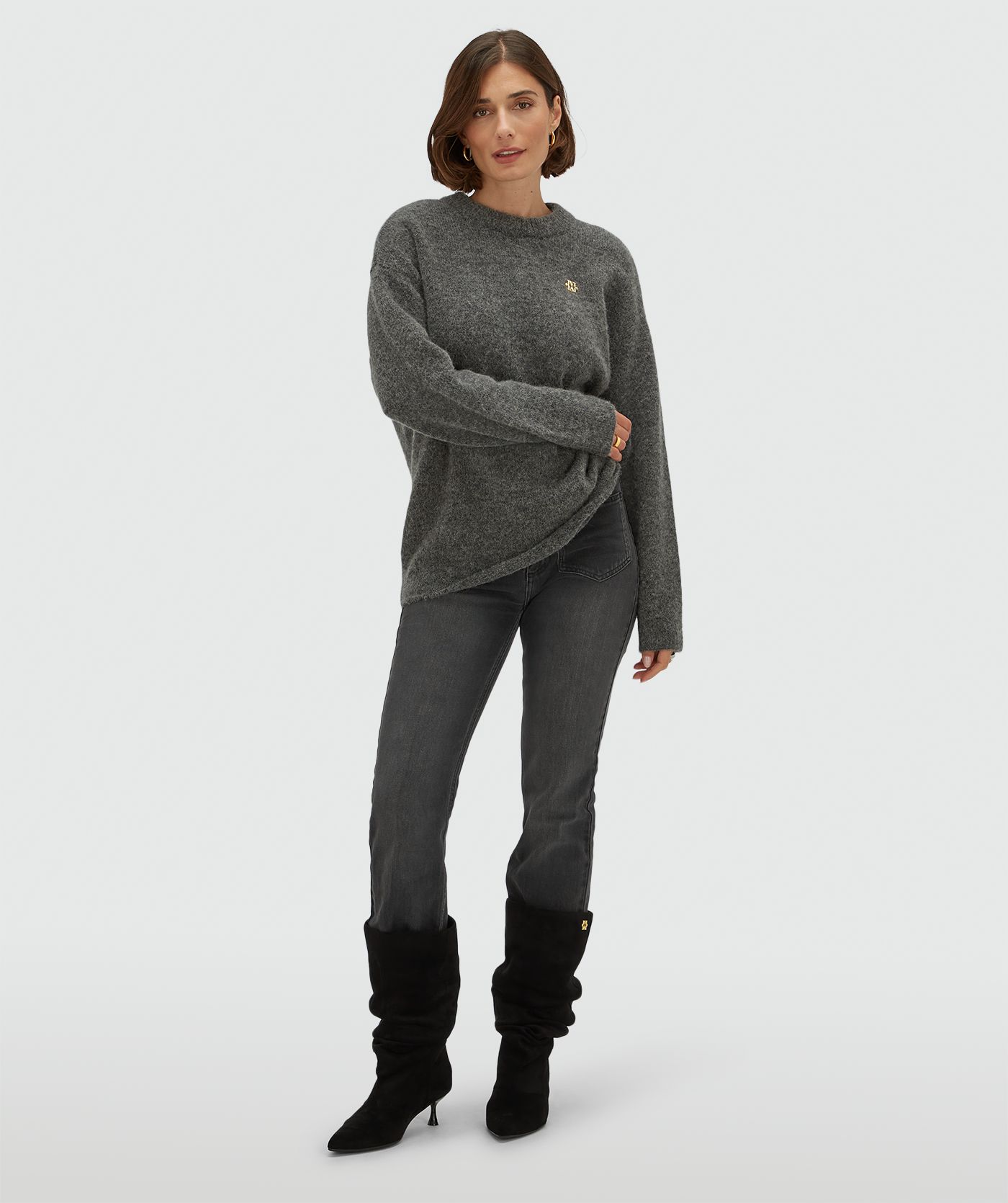 Model draagt een oversized trui met wol