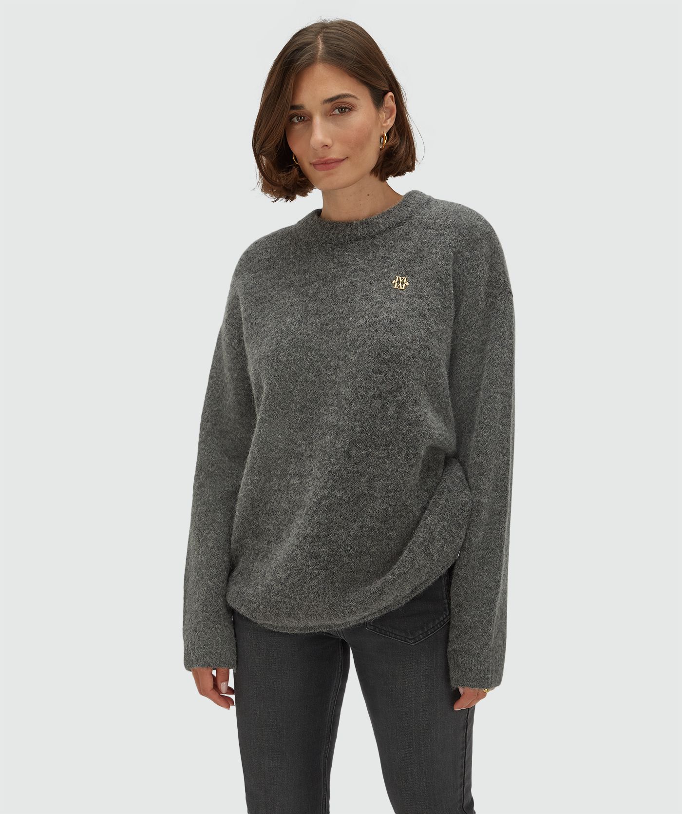 Model draagt een oversized trui met wol