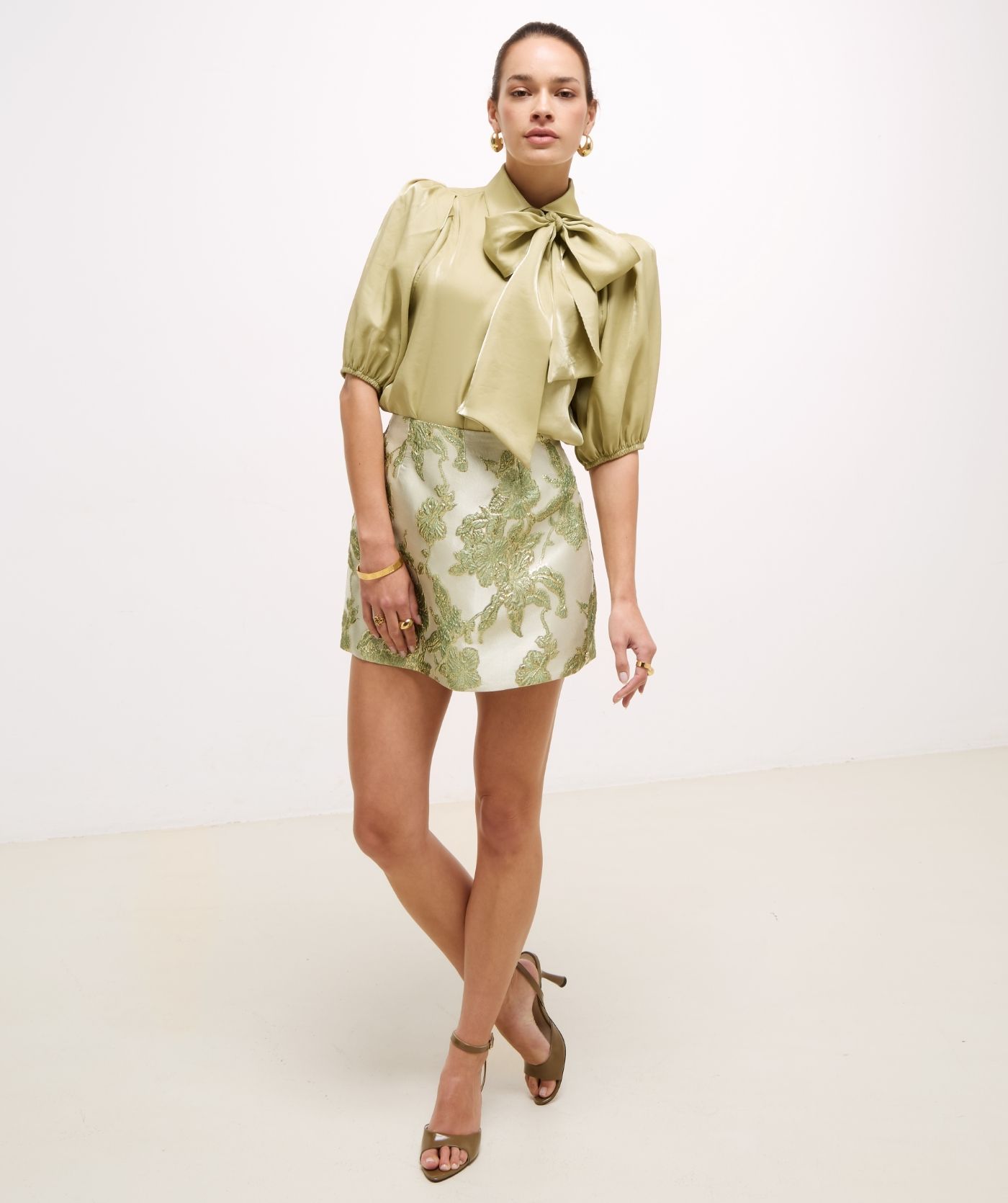 Model draagt een high waisted rok met metallic details in de kleur Dark Pistachio