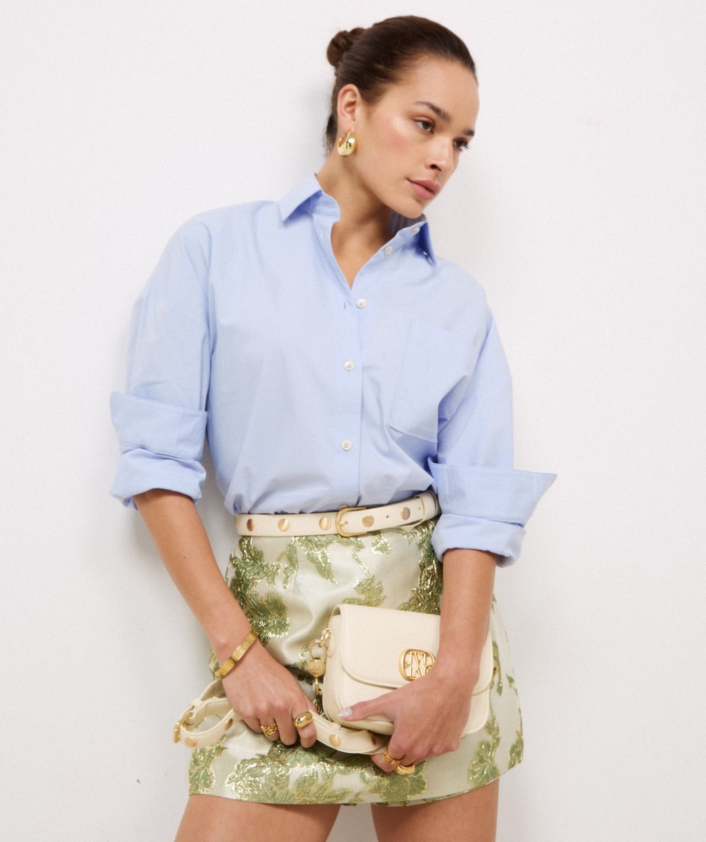 Model draagt een high waisted rok met metallic details in de kleur Dark Pistachio