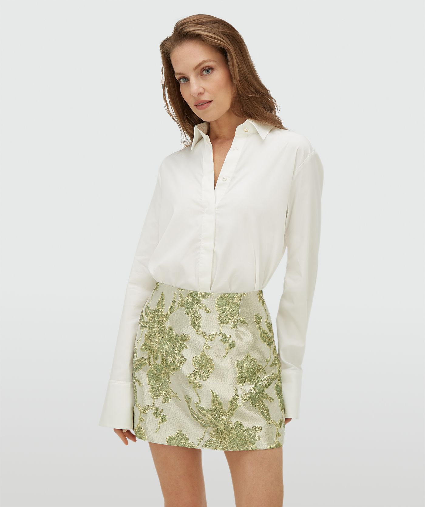 Model draagt een high waisted rok met metallic details in de kleur Dark Pistachio