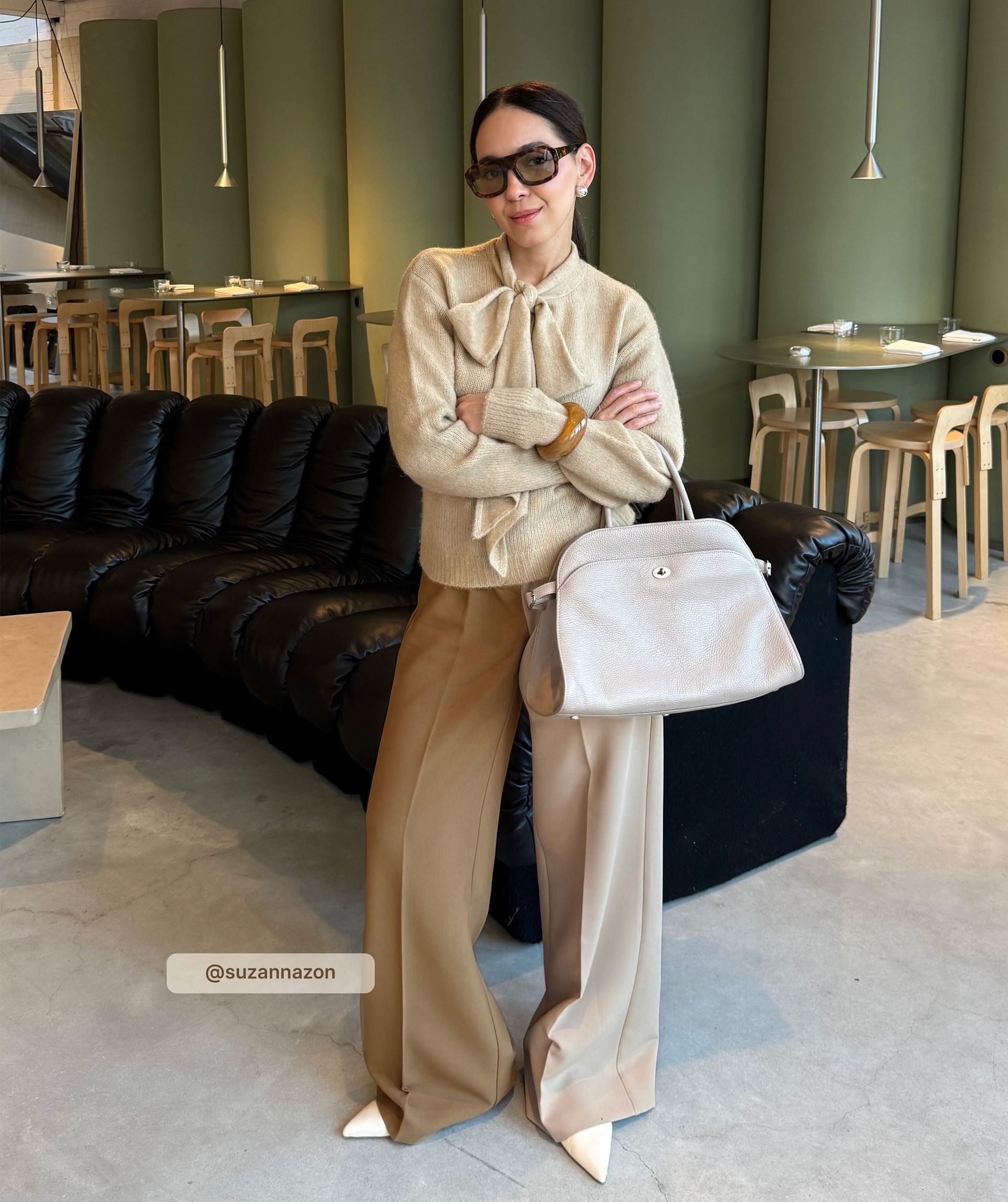 Influencer draagt een Khaki en Light Camel two-tone pantalon en heeft een mid rise wide leg fit - Josh V