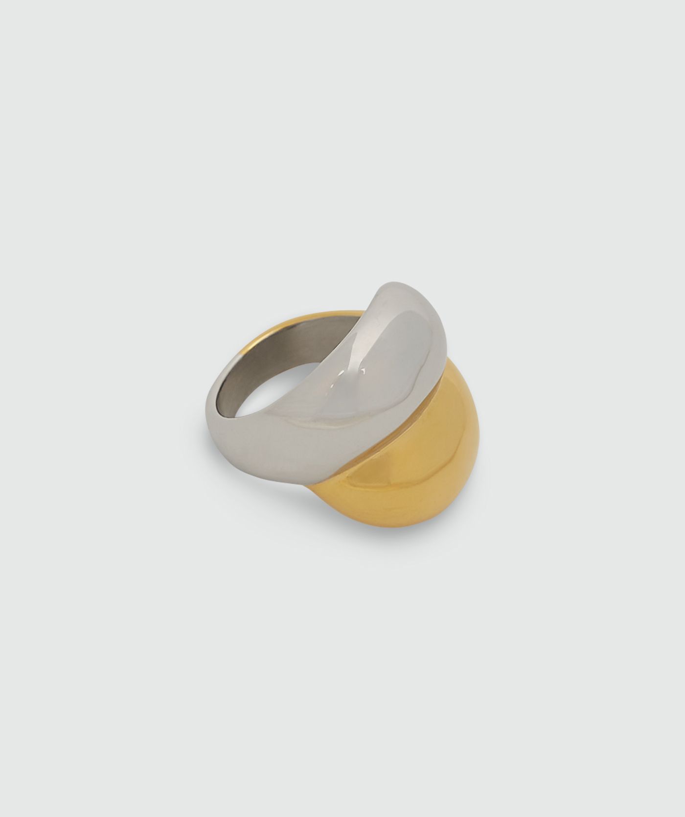 Goud & zilverkleurige ring zonder model, weergegeven op een lichtgrijze achtergrond. 