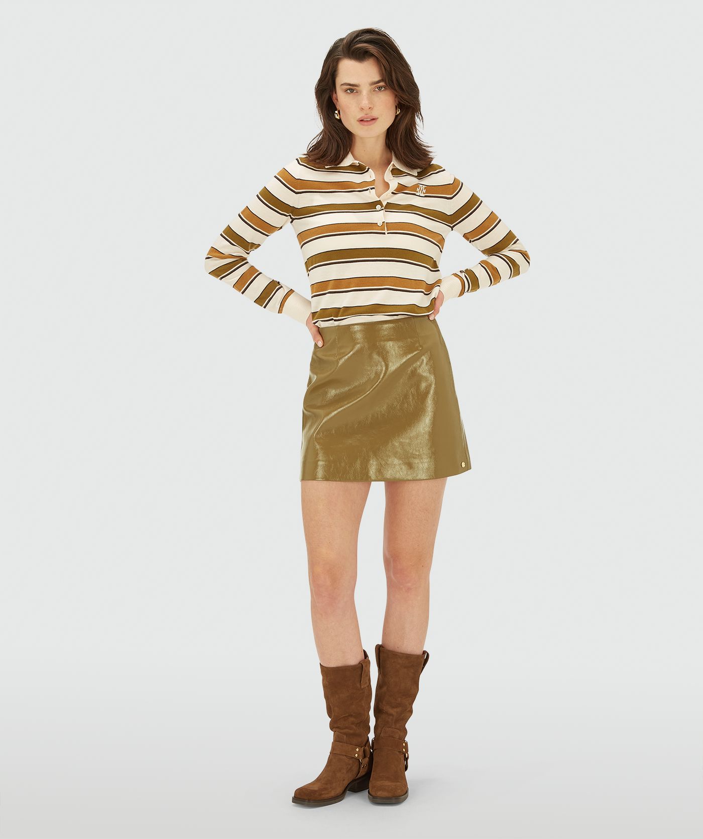 Model draagt een Olive Green plaque high waist skort 