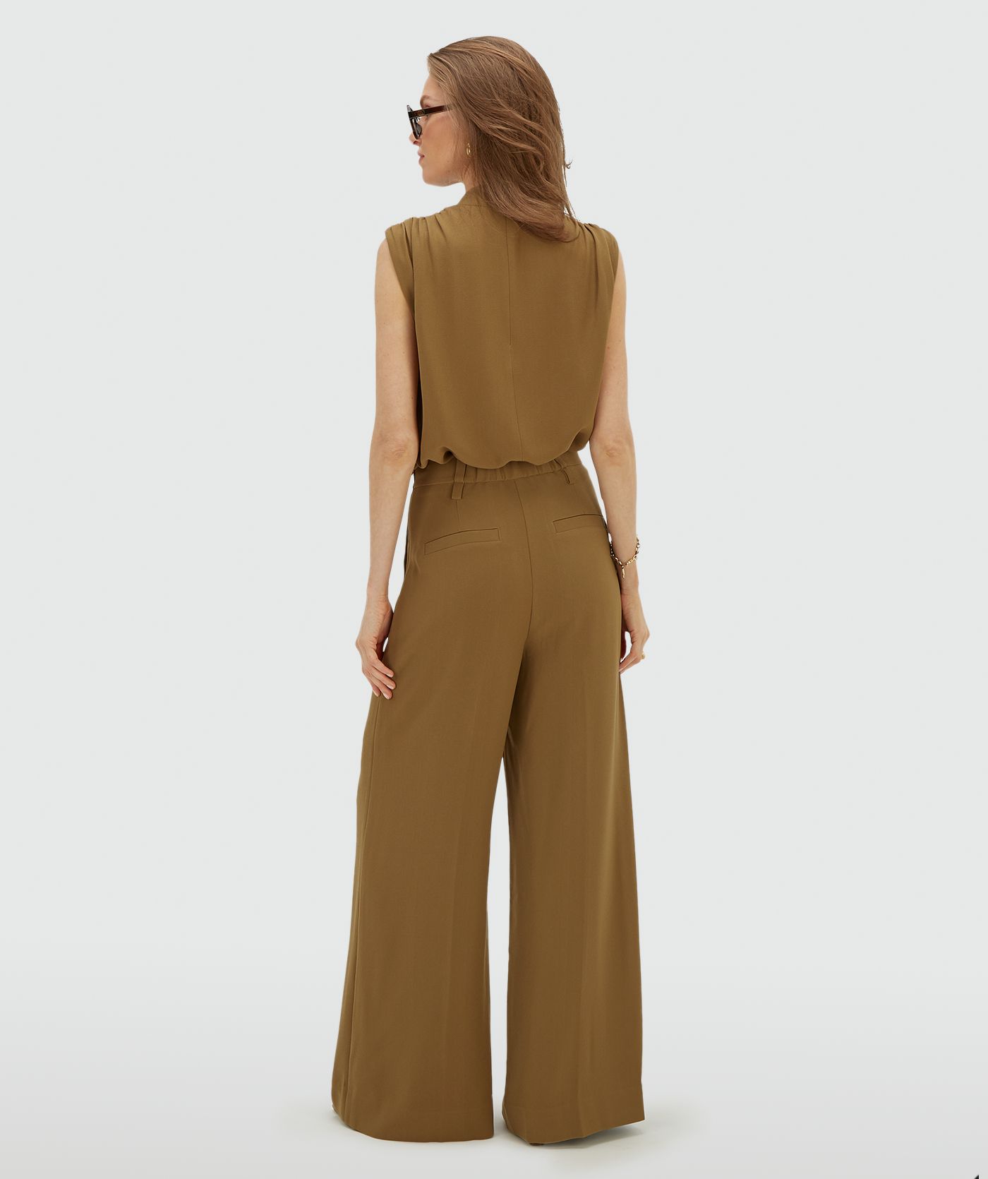 Achteraanzicht van een model in een high waisted wide leg pantalon in de kleur Khaki