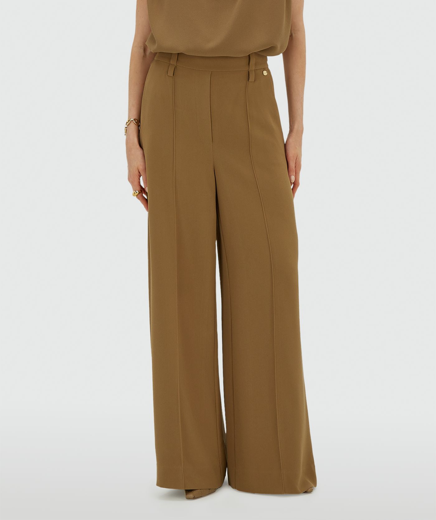 Model draagt een high waisted wide leg pantalon in de kleur Khaki