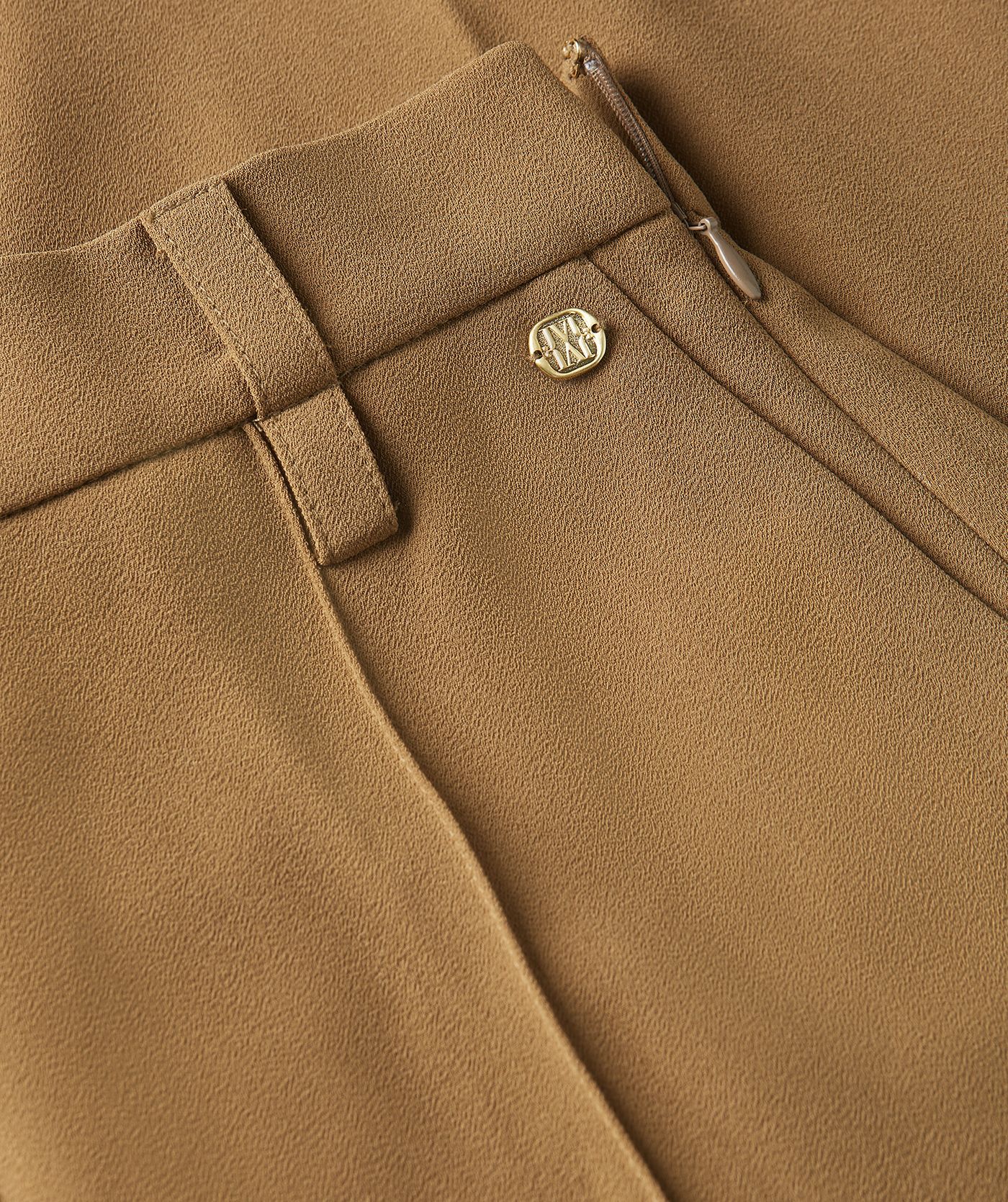 Close-up van een high waisted wide leg pantalon in de kleur Khaki