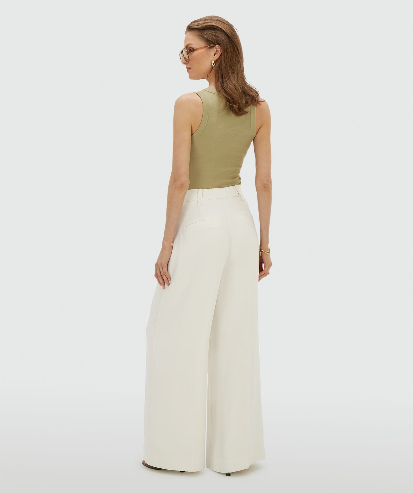 Achteraanzicht van een model in een high waisted wide leg pantalon in de kleur Off White