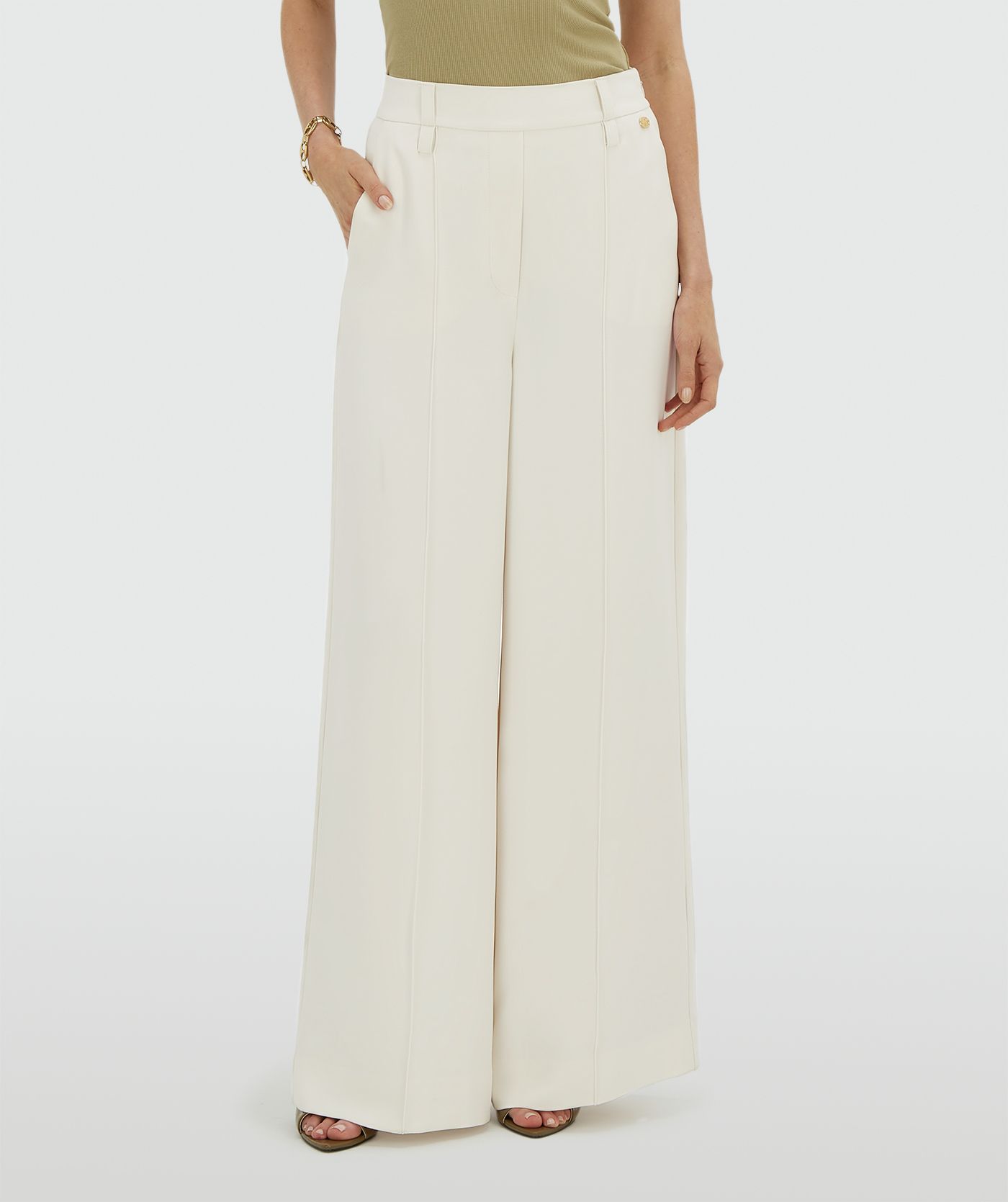 Model draagt een high waisted wide leg pantalon in de kleur Off White