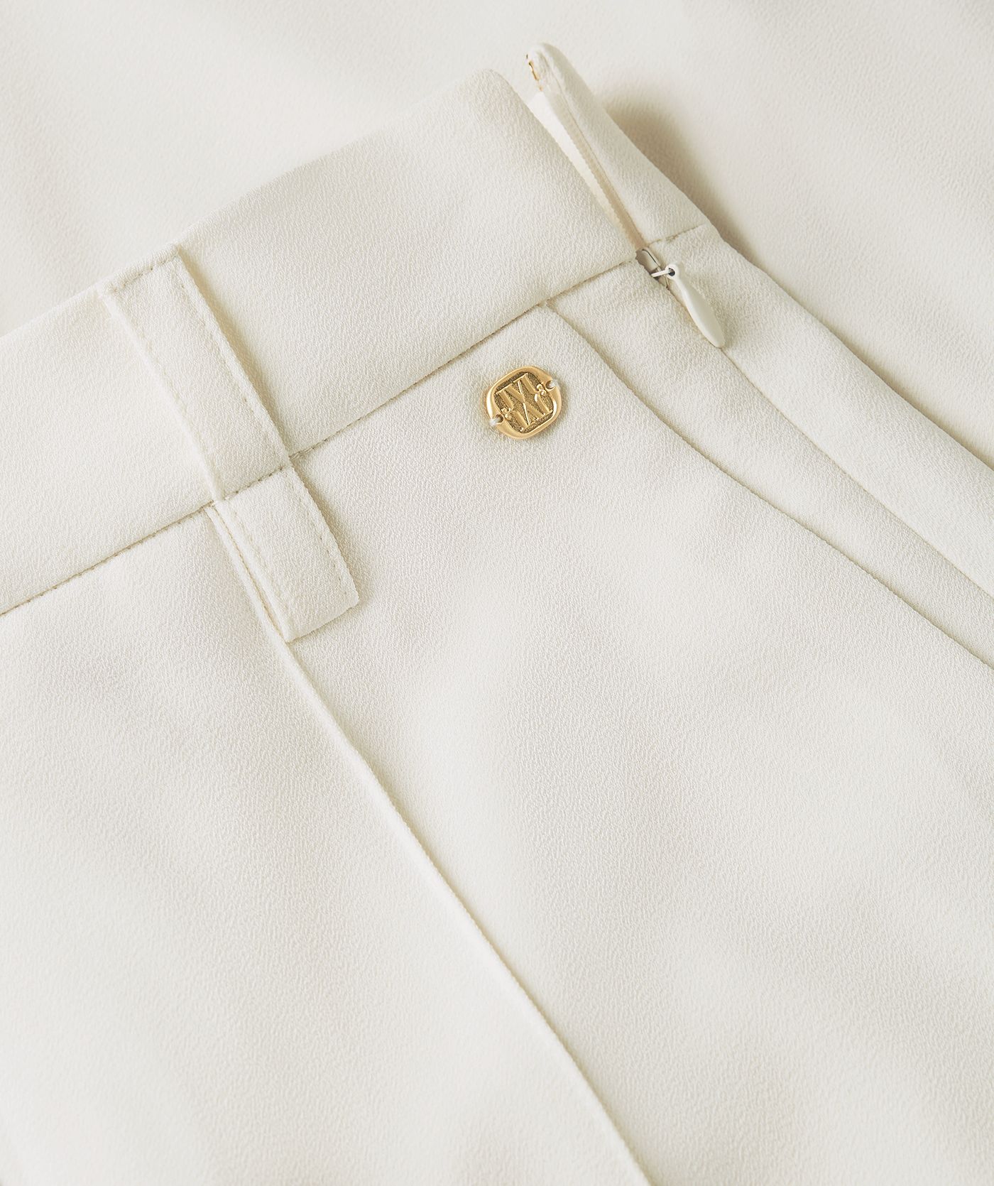 Close-up van een high waisted wide leg pantalon in de kleur Off White