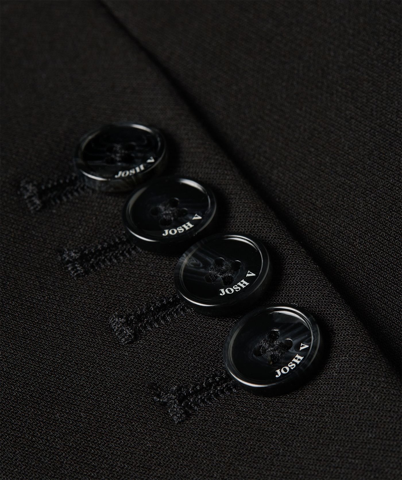 Close-up zwarte knopen op de mouw - JOSH V