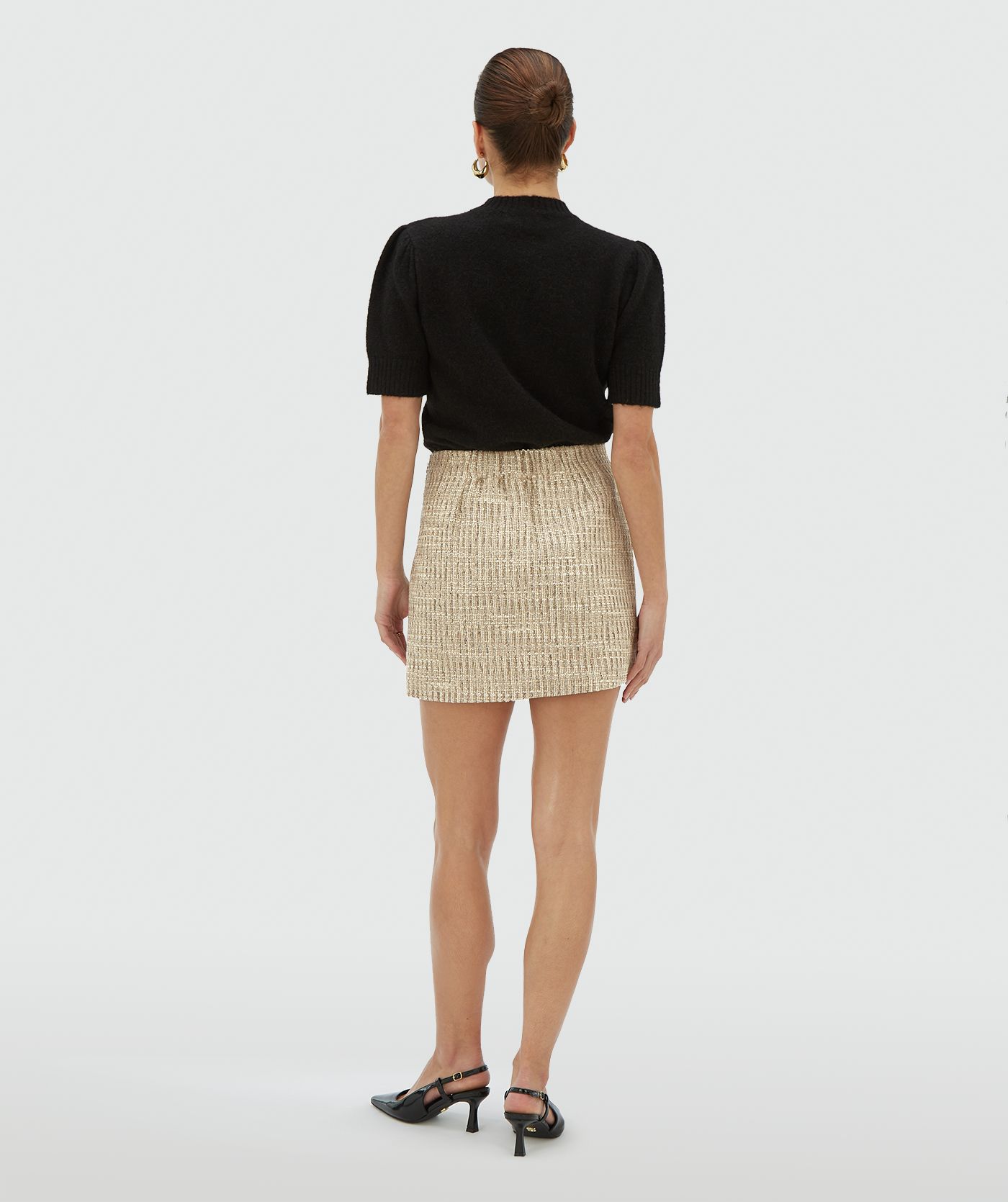 Achteraanzicht van een model in een light ecru high waisted rok met lurex - Josh V