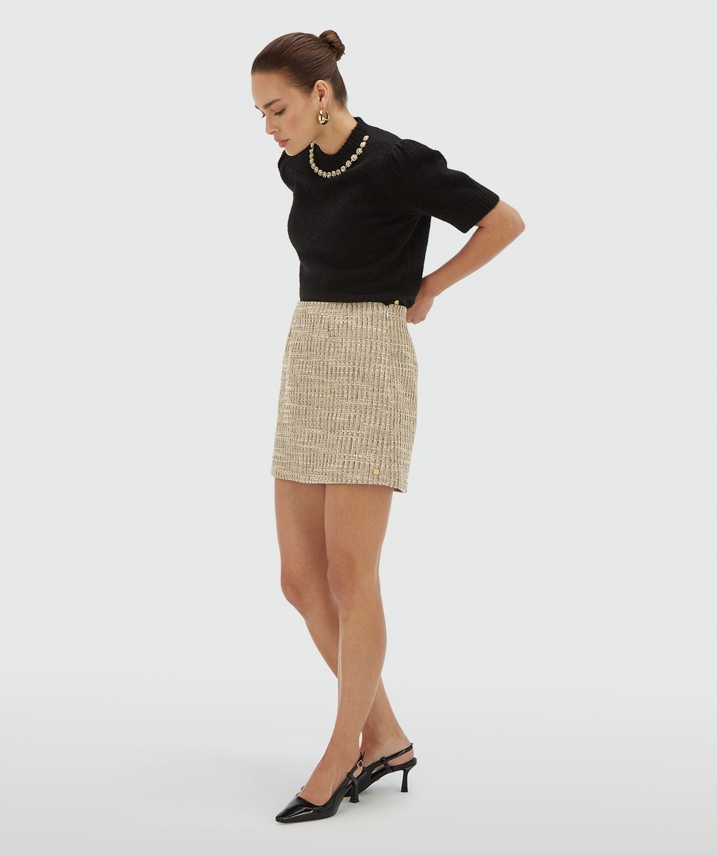 Zijaanzicht van een model in een light ecru high waisted rok met lurex - Josh V