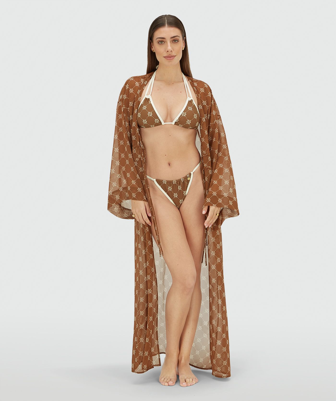 Model draagt een triangle bikinitop in de kleur Brown Ecru
