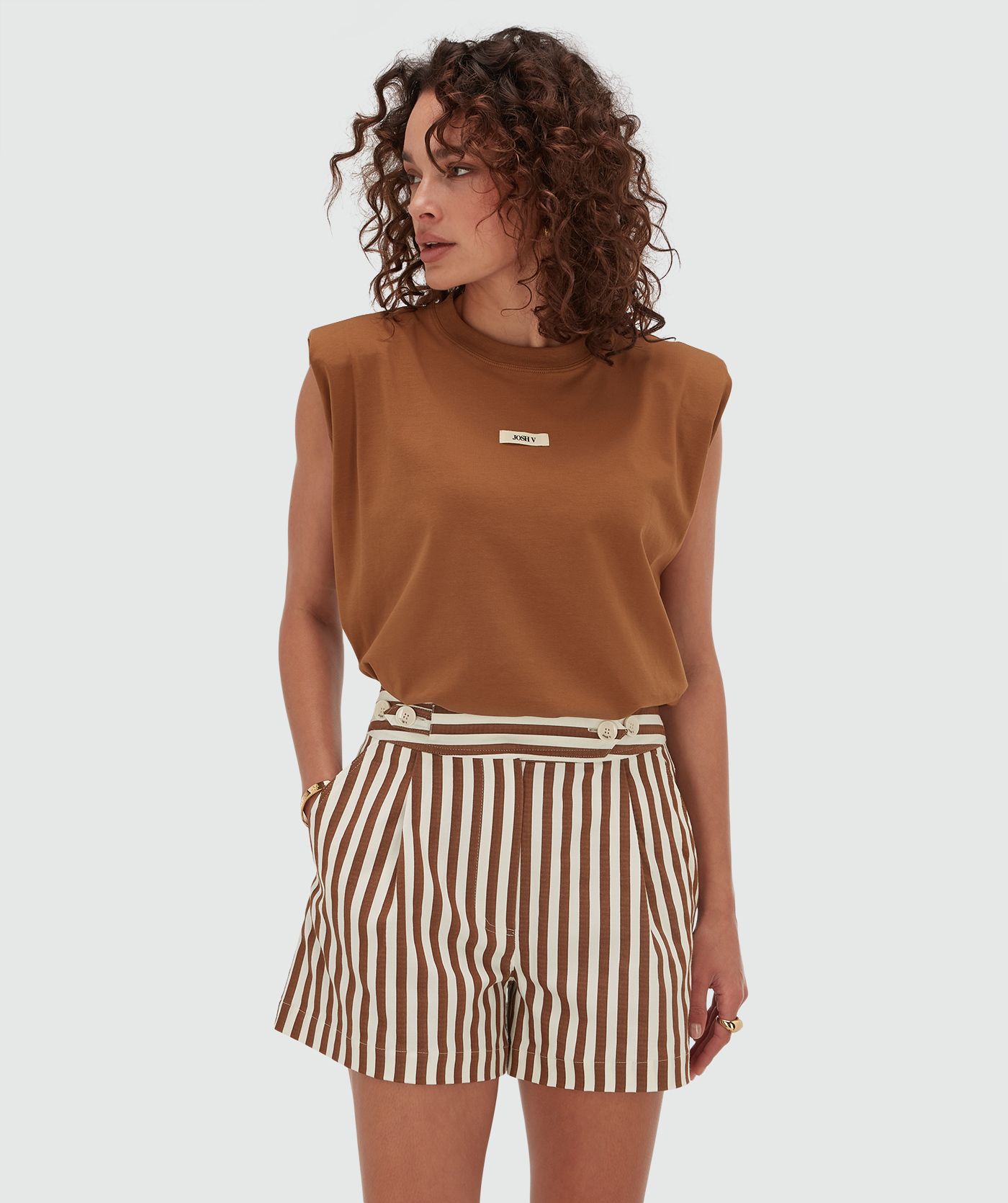 Model draagt een mid waisted shorts met strepen in de kleur Mocha Brown Stripe