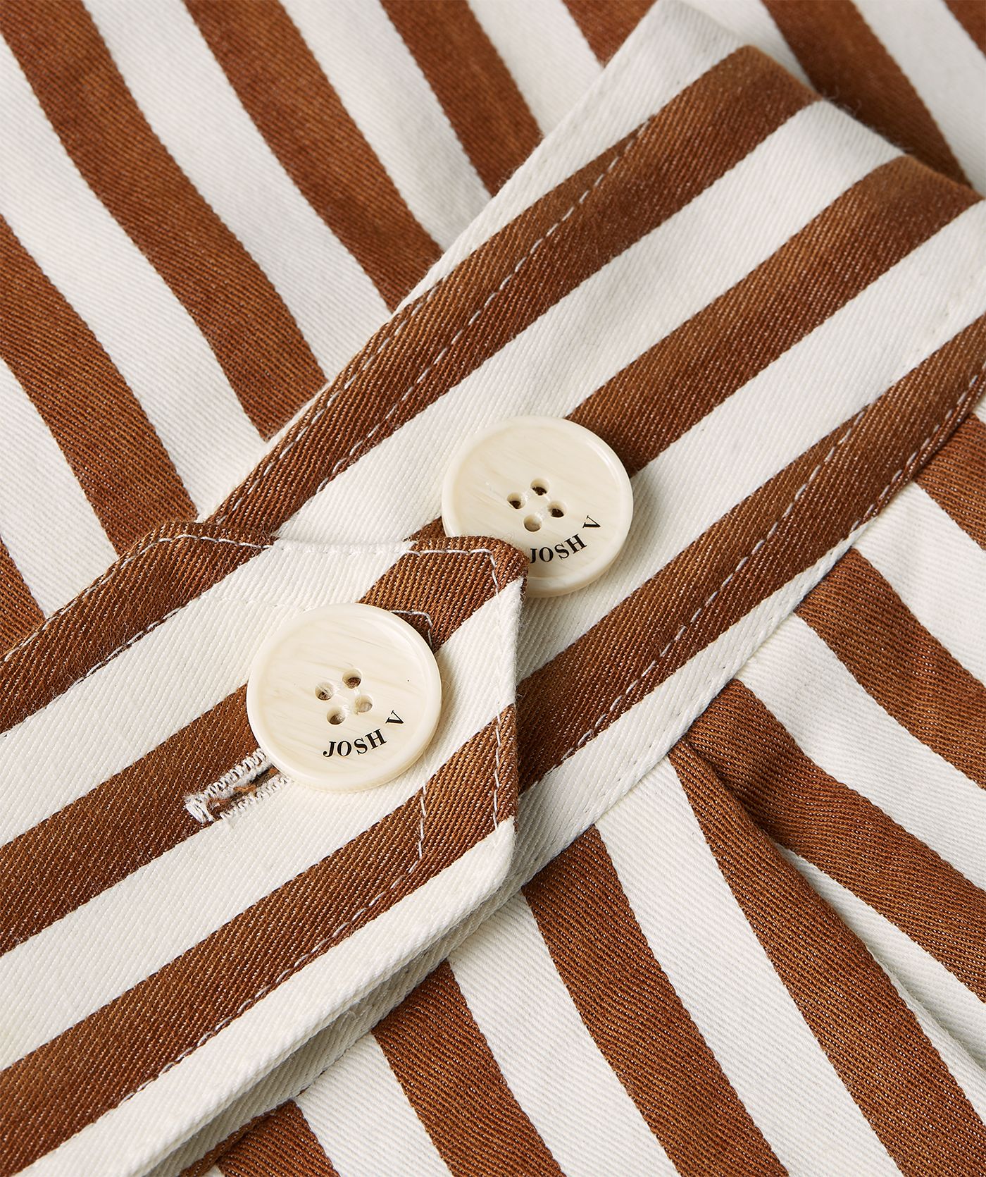 Close-up van een mid waisted shorts met strepen in de kleur Mocha Brown Stripe