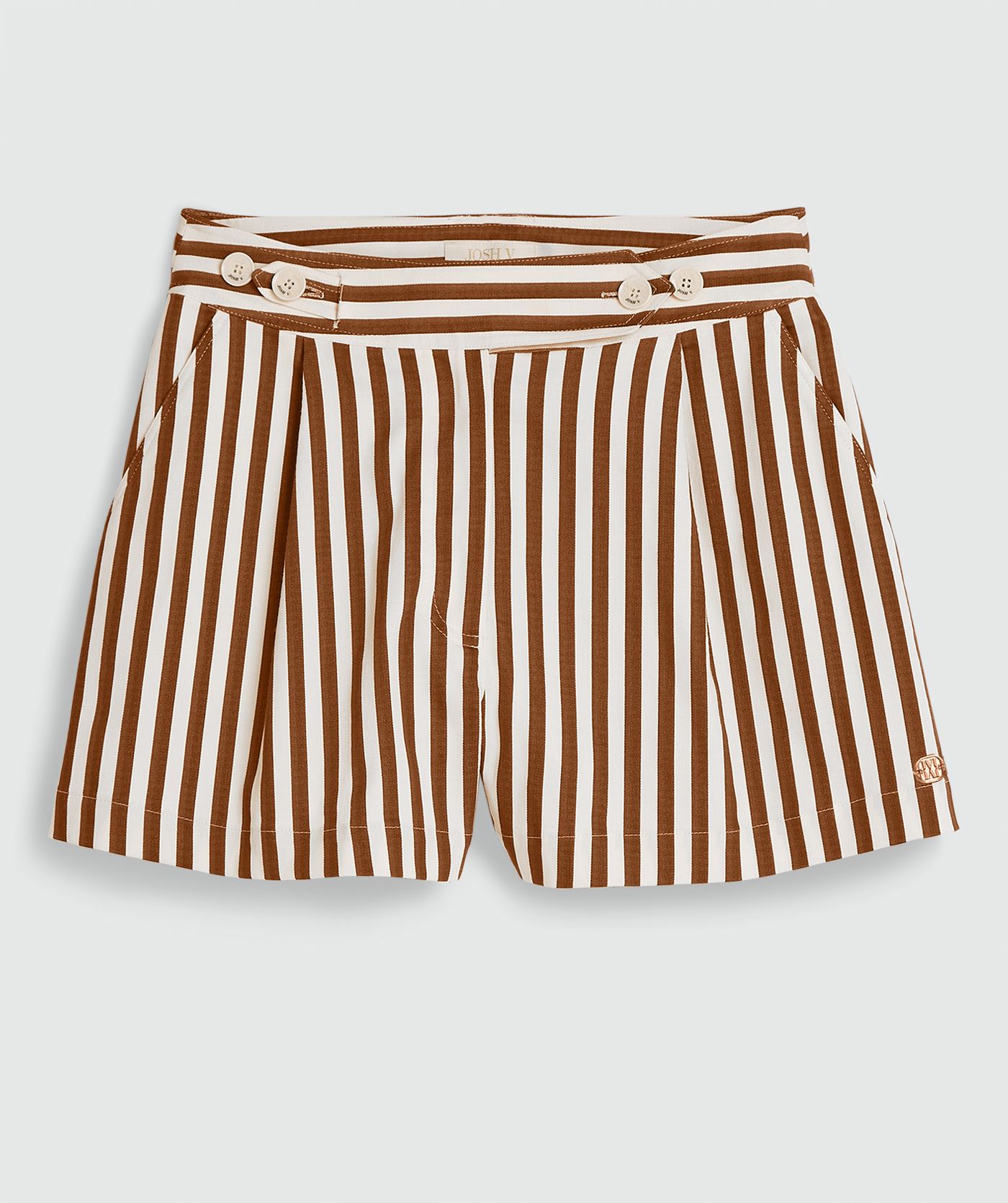 Een mid waisted shorts met strepen in de kleur Mocha Brown Stripe, zonder model, weergegeven op een lichtgrijze achtergrond