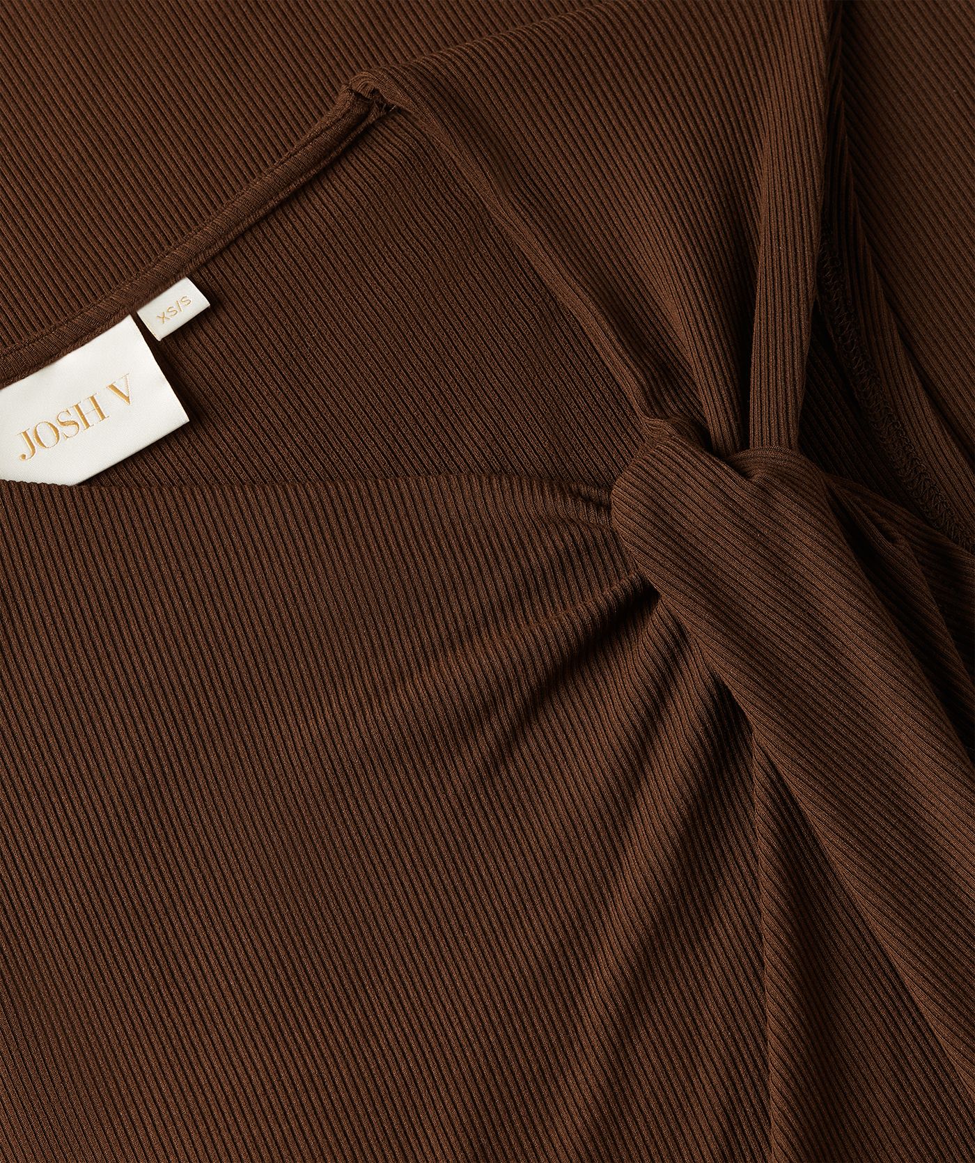 Close-up van draaidetail van een fitted jurk in het bruin