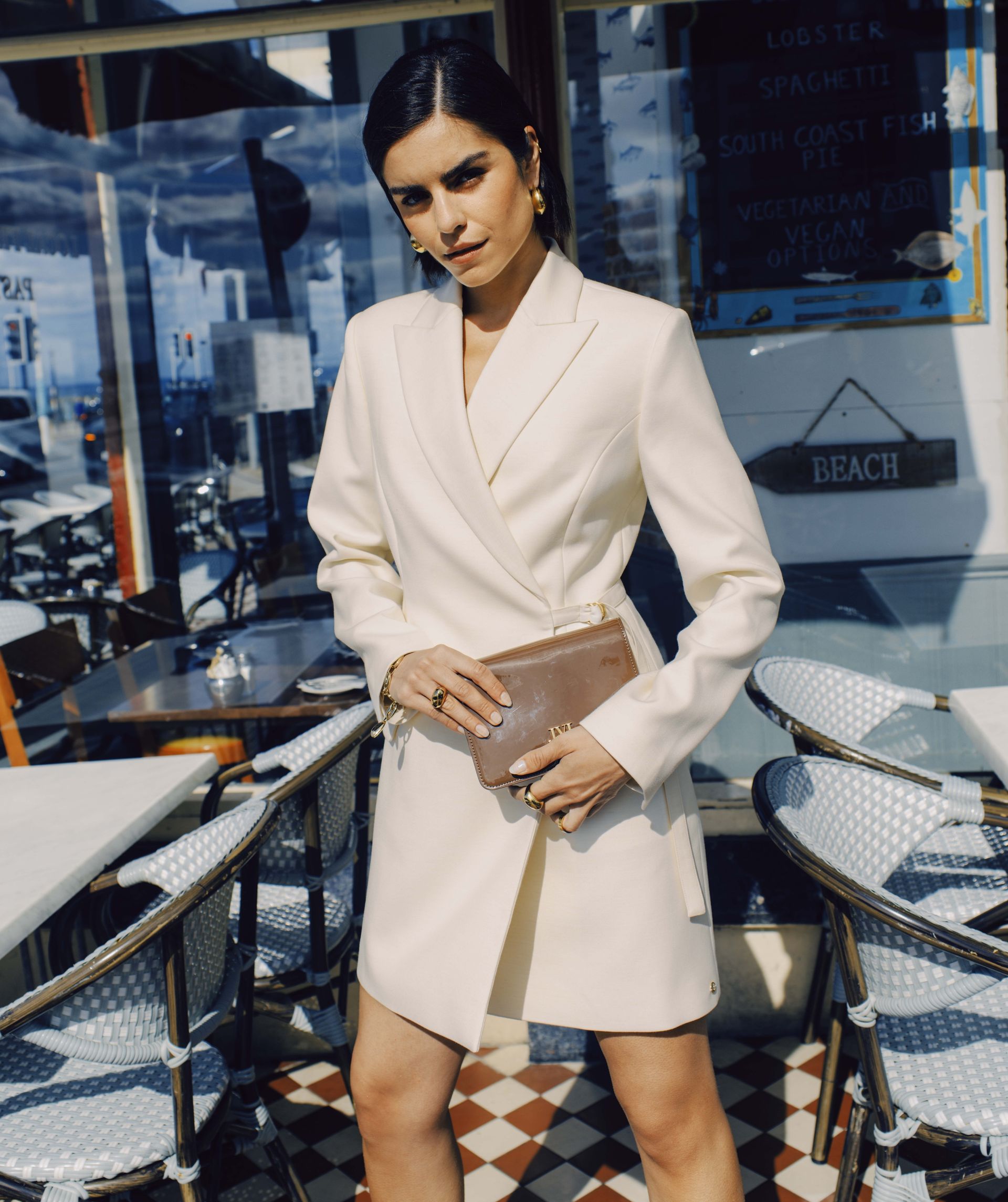 Model draagt een Creme White relaxed fit blazerjurk met verstelbare strap - Josh V