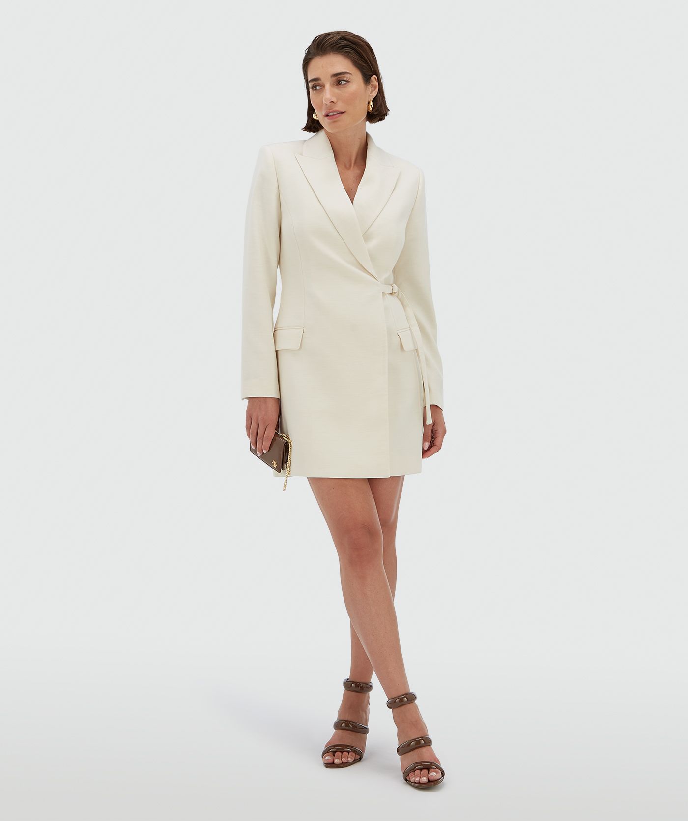 Model draagt een Creme White relaxed fit blazerjurk met verstelbare strap - Josh V