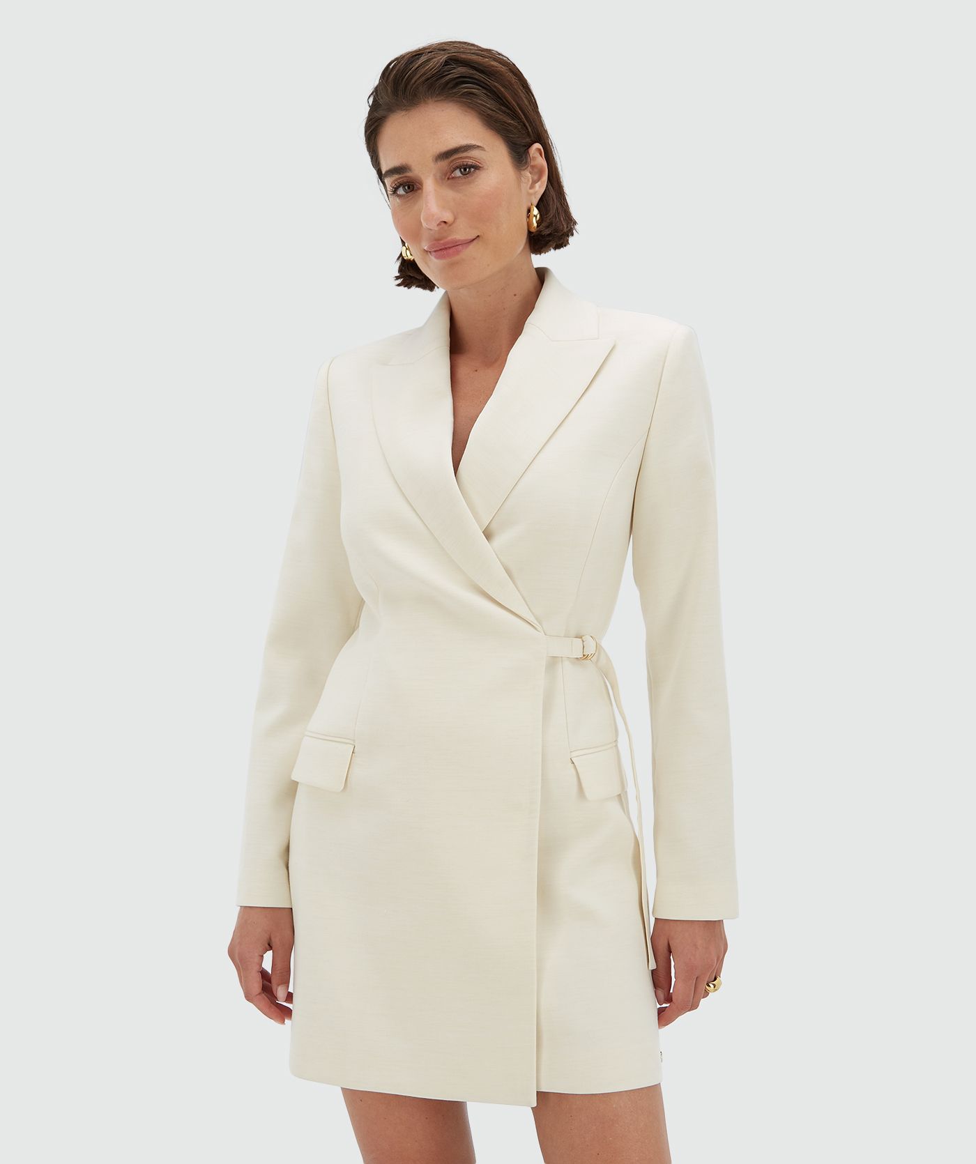 Model draagt een Creme White relaxed fit blazerjurk met verstelbare strap - Josh V