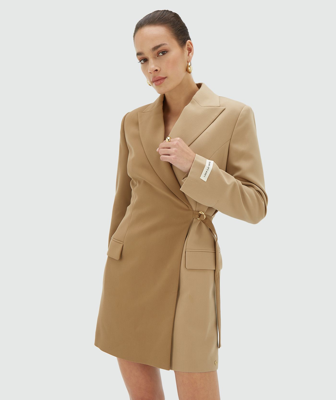 Model draagt een khaki light camel two-tone blazerjurk - Josh V