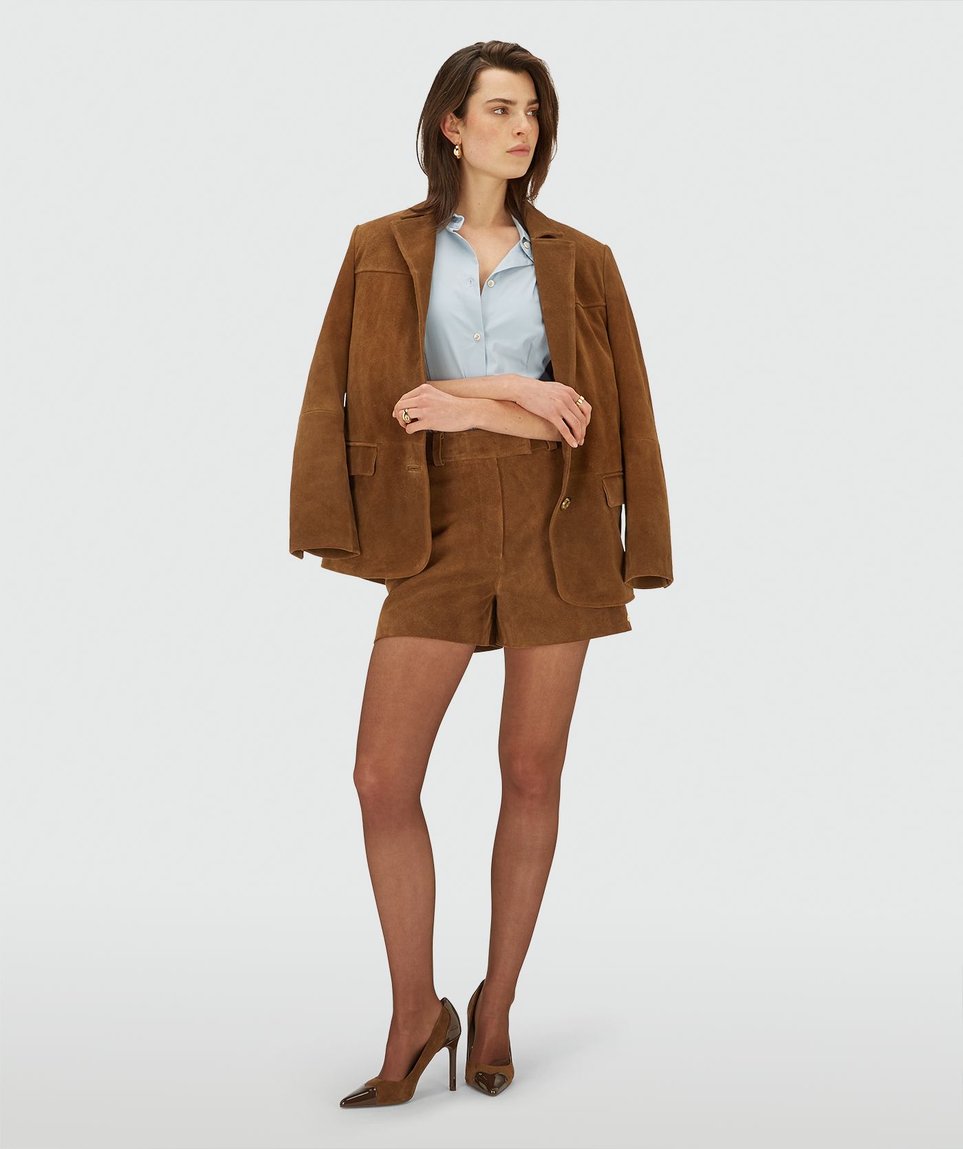 Model draagt een Brown suede short