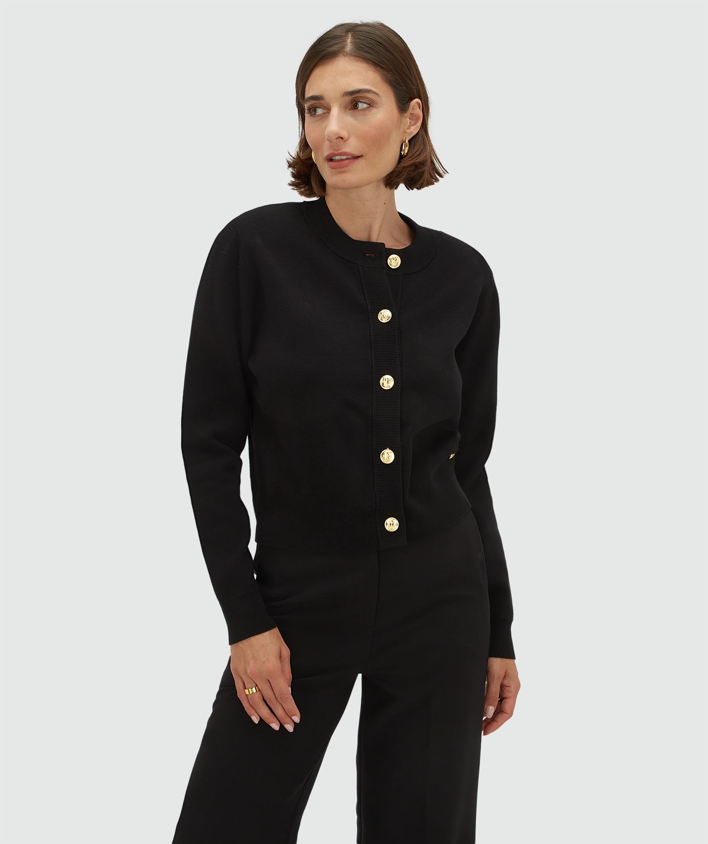 Model draagt een regular fit vest