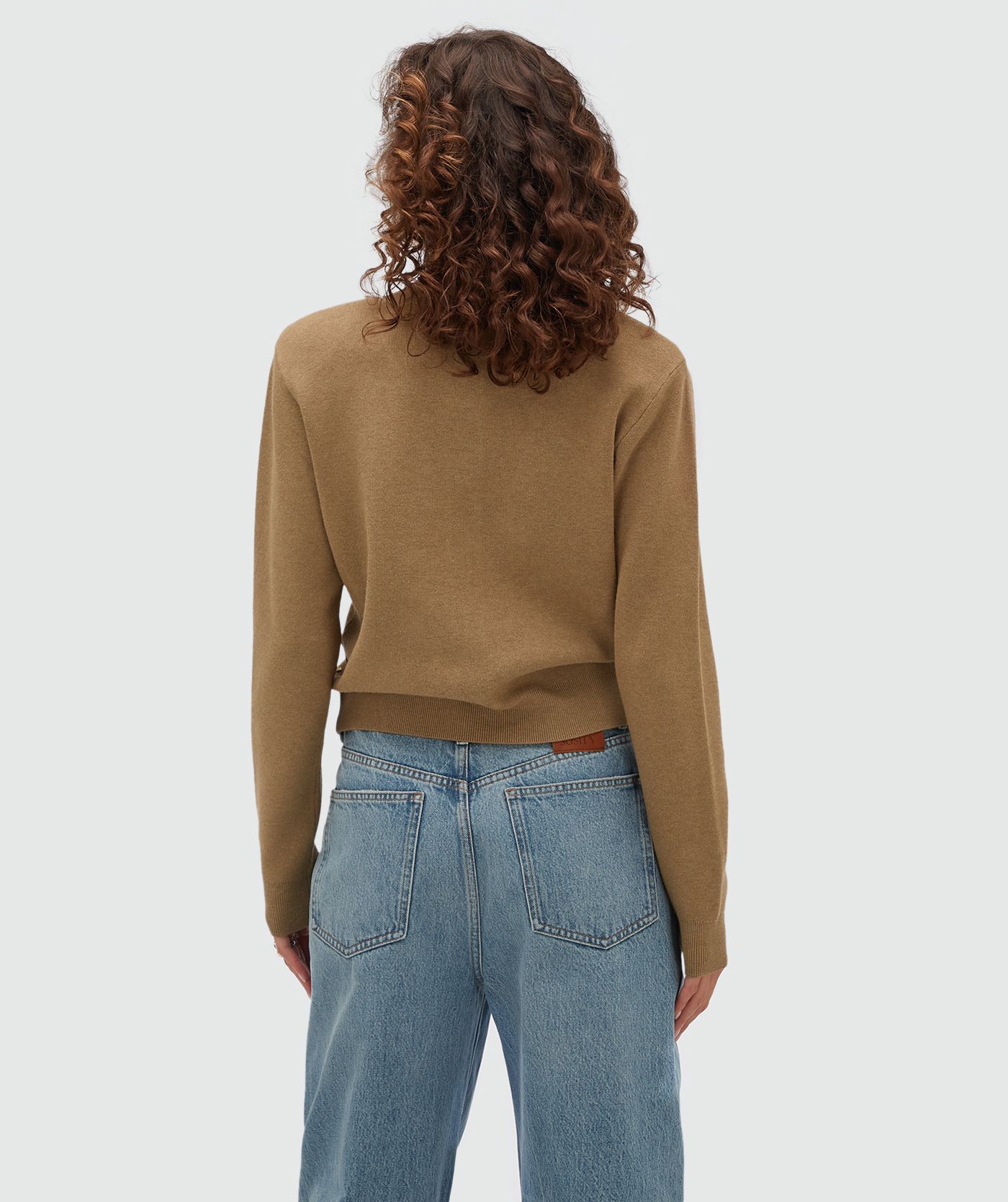 Achteraanzicht van een model in een vest in de kleur Khaki.
