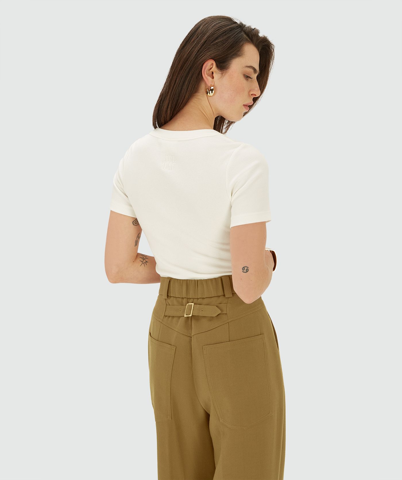 Achteraanzicht in een Off white met korte mouwen en een vierkante hals