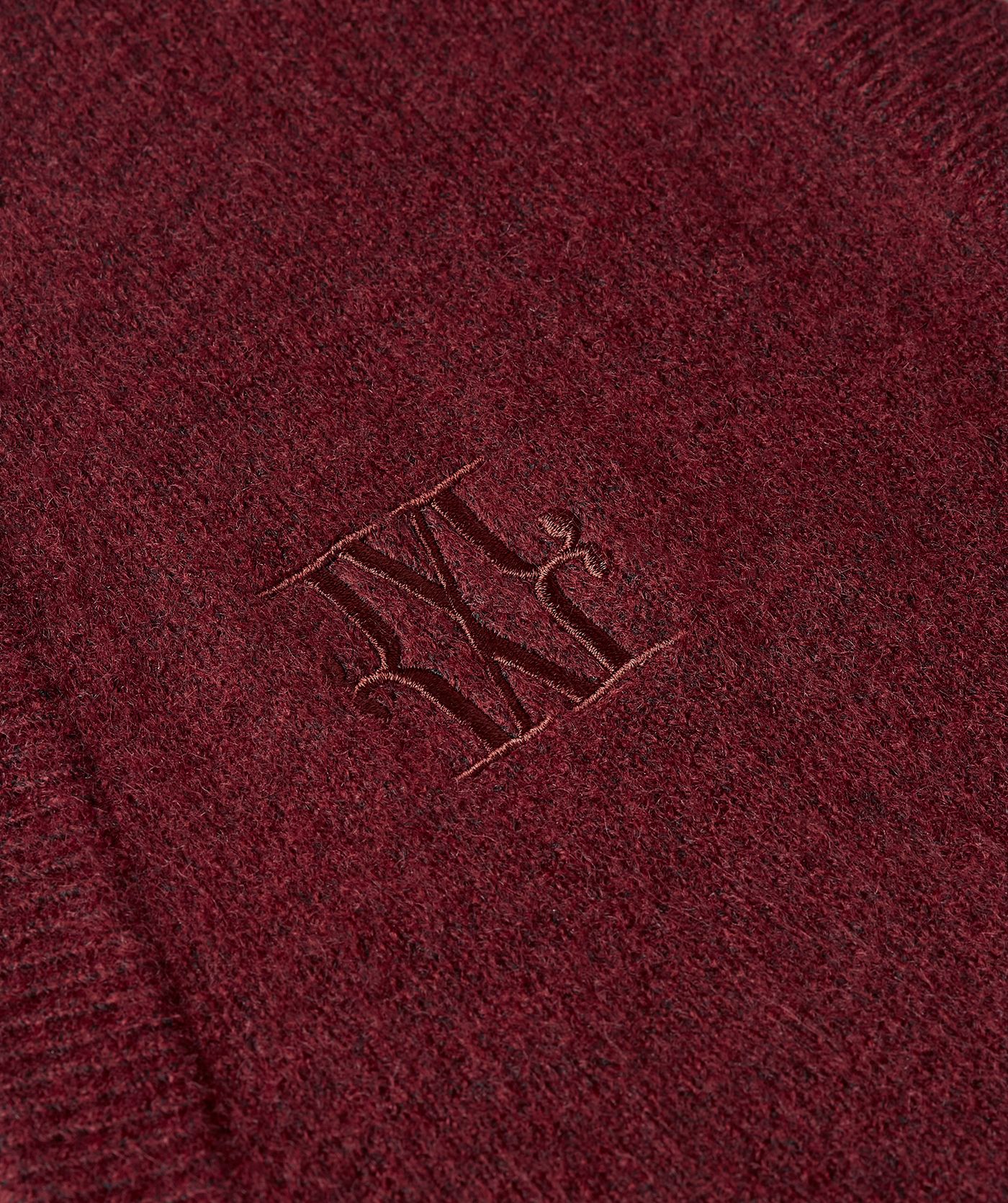 Close-up van JOSH V logo op het donkerrode gilet.
