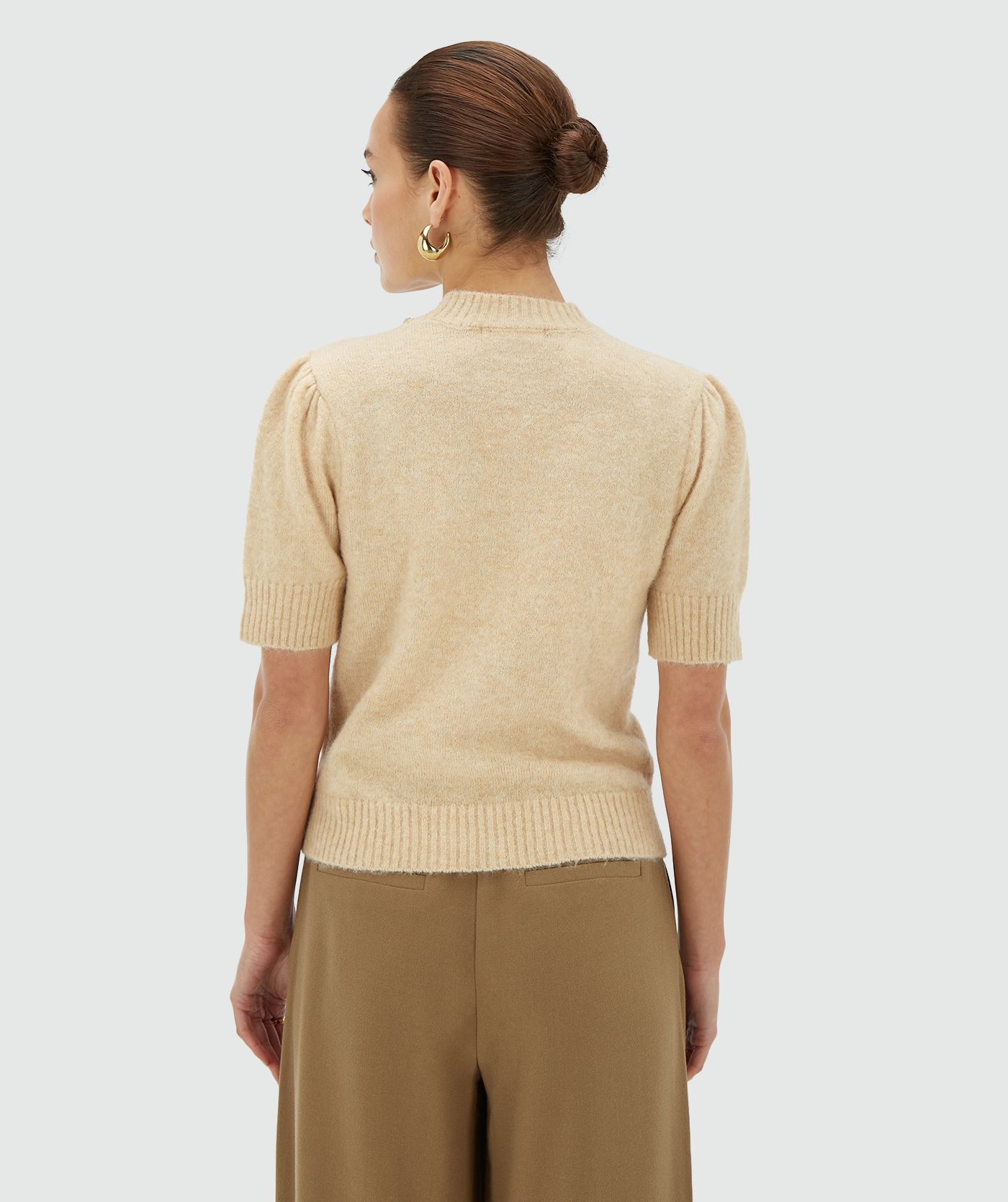 Achteraanzicht van een model in een light beige melange slim fit top met korte mouwen en sierstenen bij de kraag - Josh V