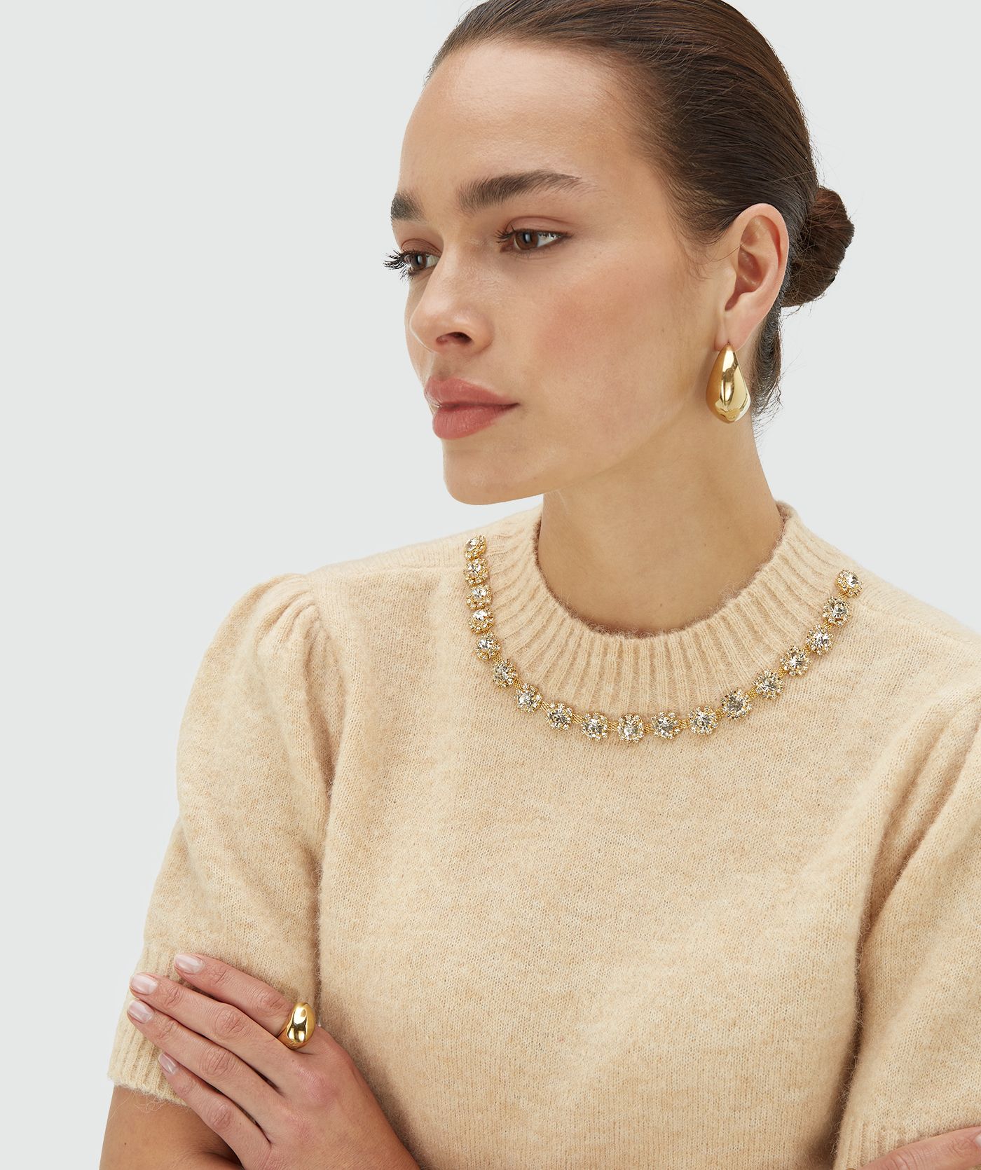 Model draagt een light beige melange slim fit top met korte mouwen en sierstenen bij de kraag - Josh V