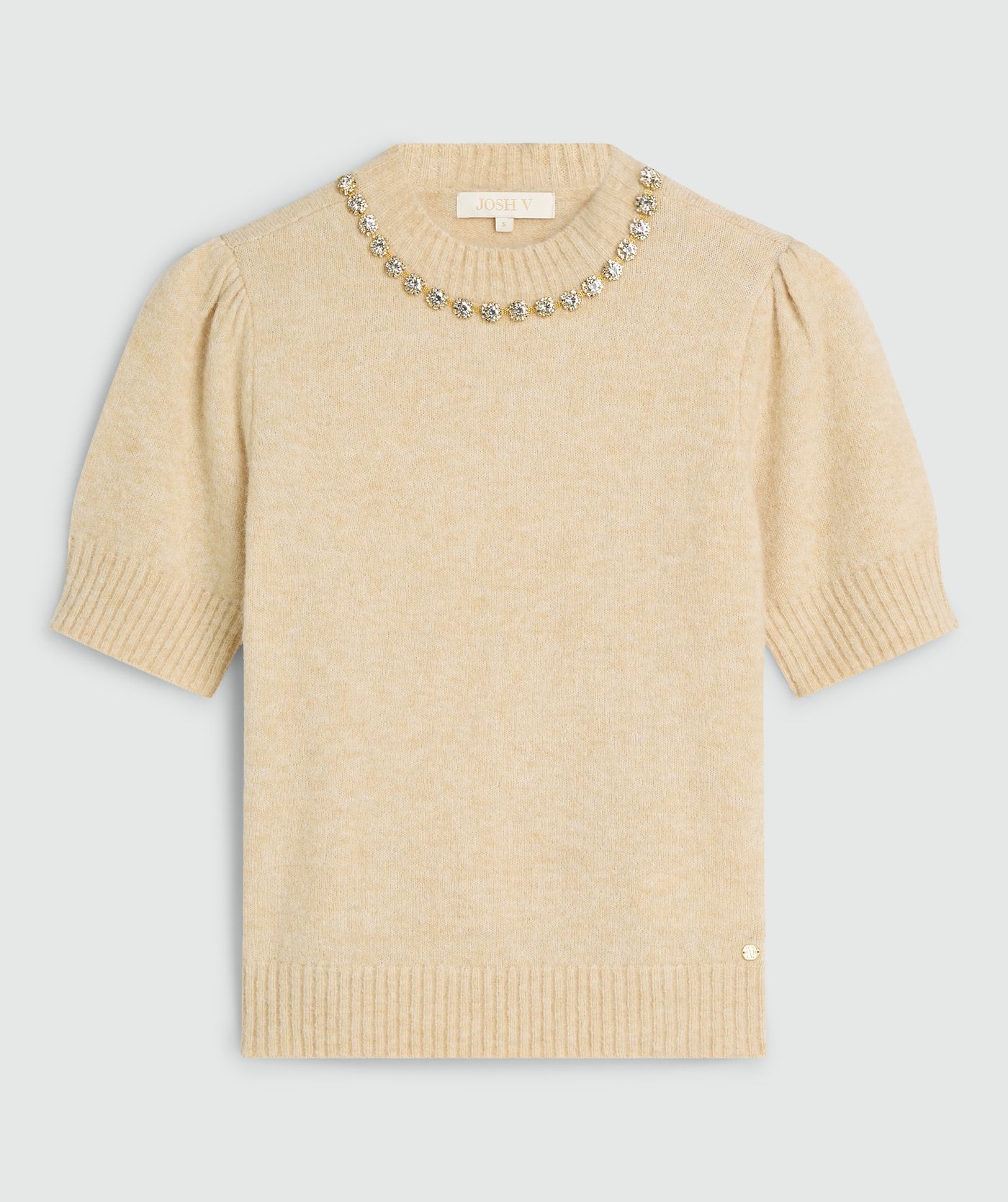 Light beige melange slim fit top met korte mouwen en sierstenen bij de kraag zonder model, weergegeven op een lichtgrijze achtergrond - Josh V