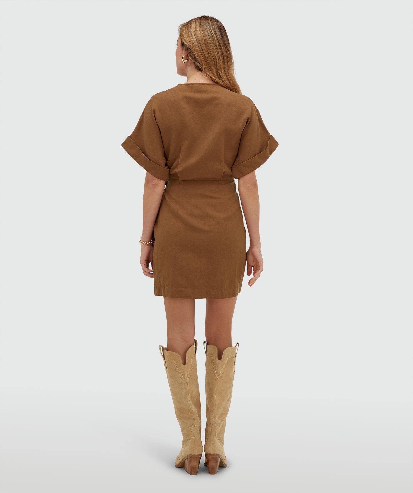 Achteraanzicht van een model in een overslagjurk met sierstenen in de kleur Mocha Brown
