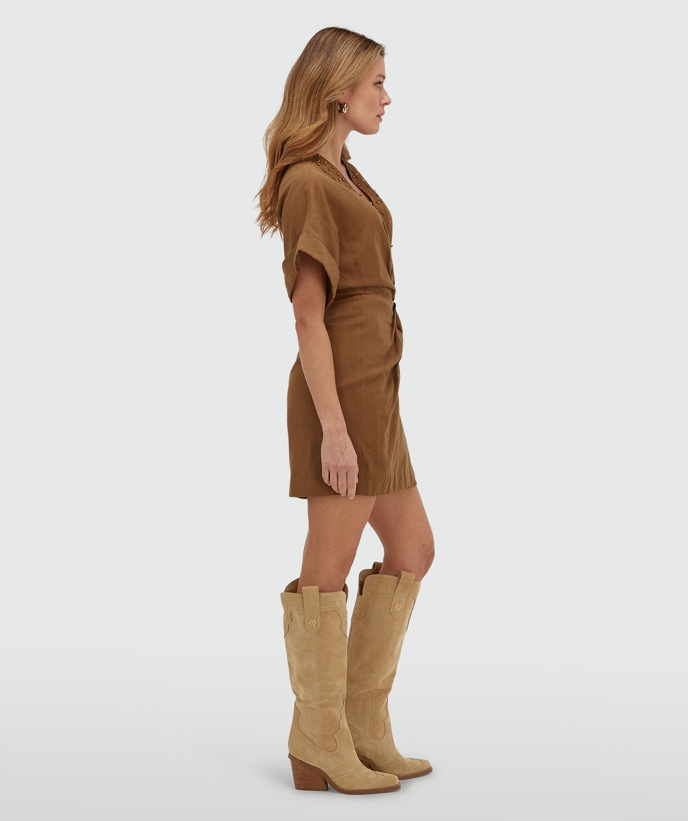 Zijaanzicht van een overslagjurk met sierstenen in de kleur Mocha Brown
