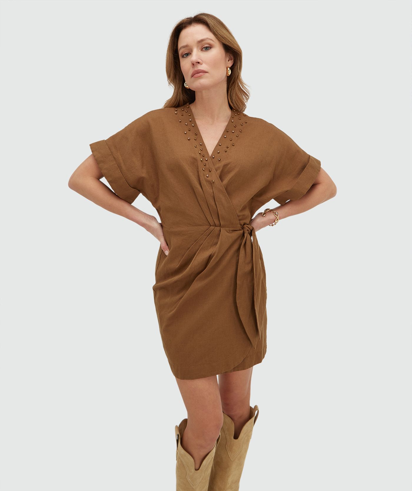 Model draagt een overslagjurk met sierstenen in de kleur Mocha Brown