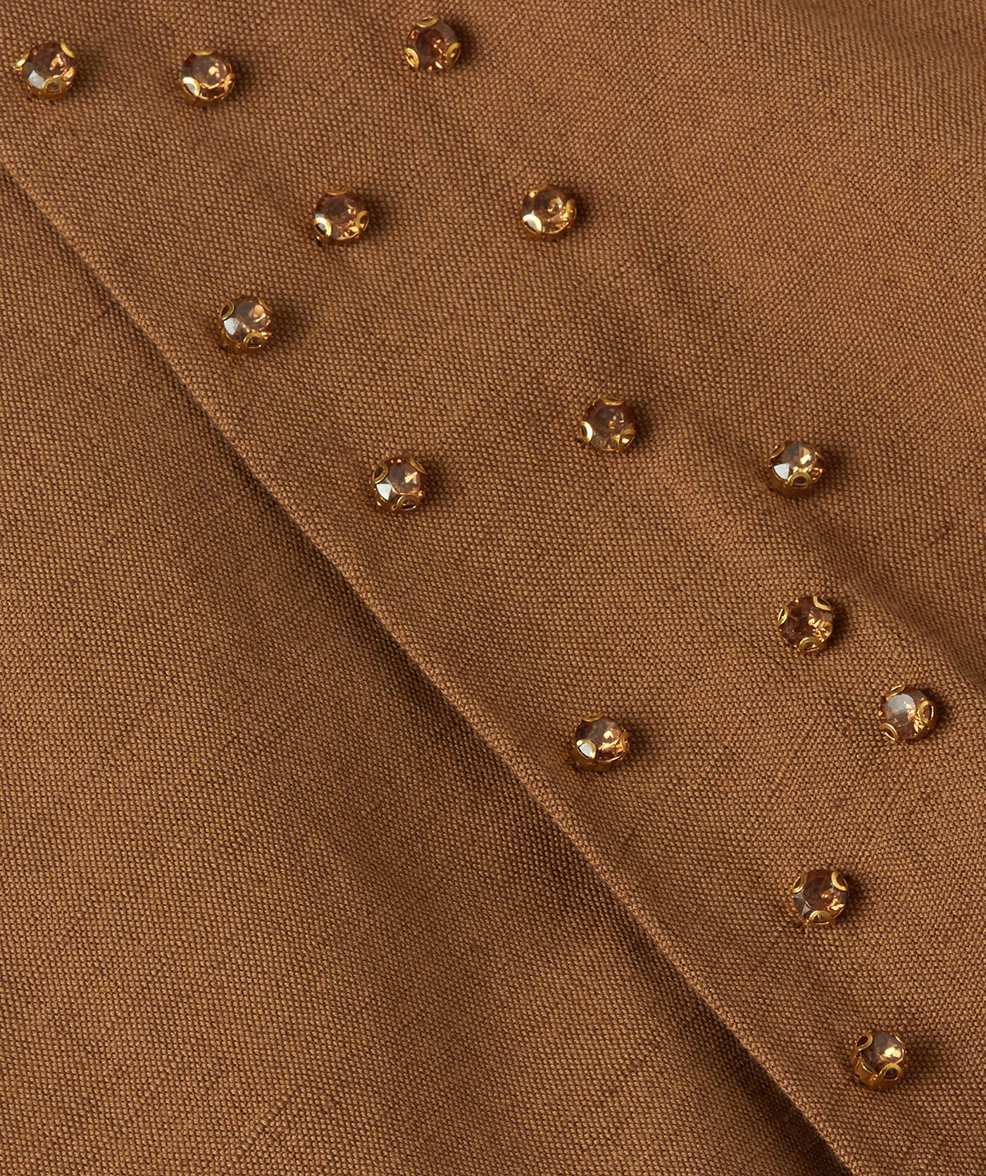 Close-up van een overslagjurk met sierstenen in de kleur Mocha Brown